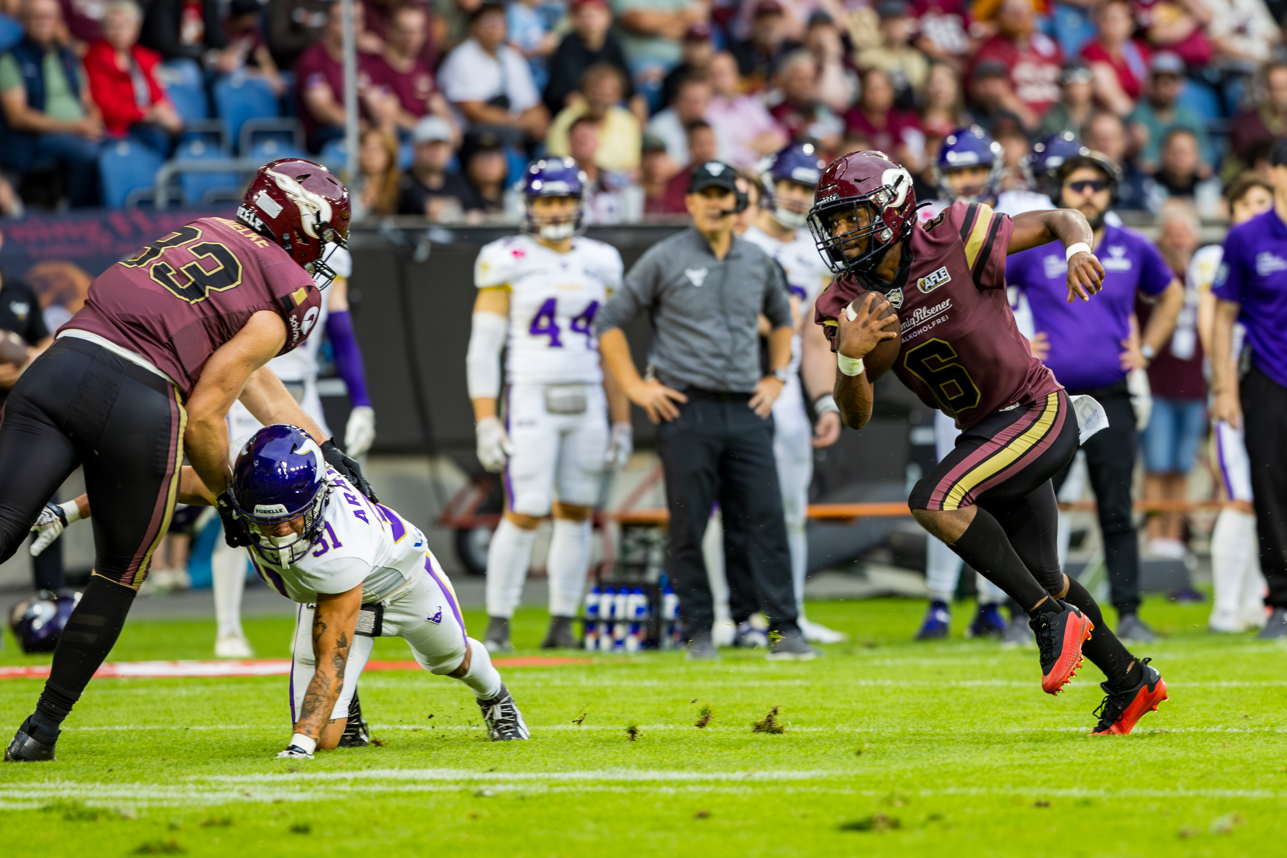 #83 Christopher Mielke (Tight End) – Rhein Fire block #31 Pablo Araya (Safety) – Vienna Vikings. #6 Kaylon Geiger (Wide Receiver) – Rhein Fire run with the ball