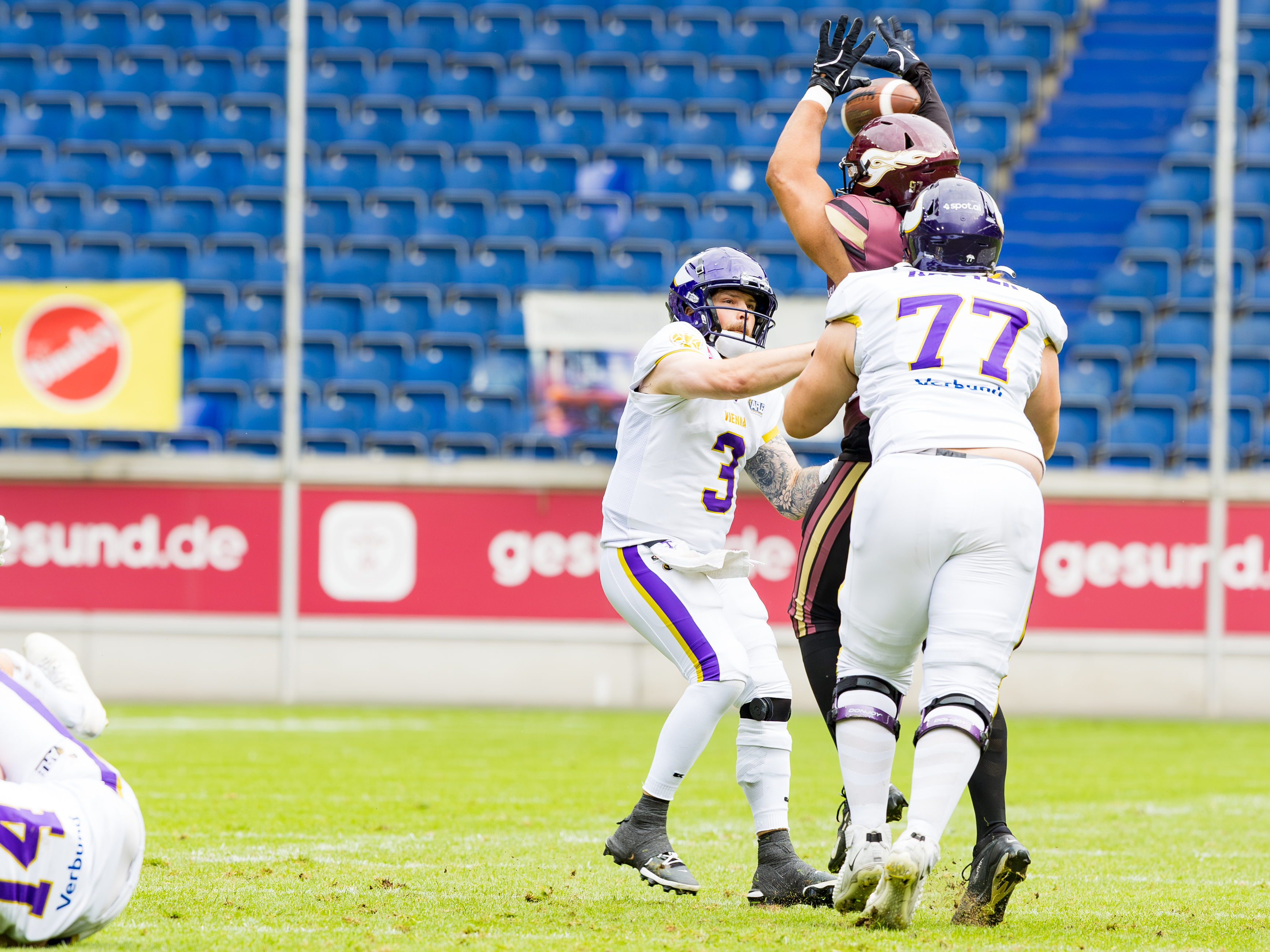 Pass deflection from #44 Marius Kensy (Linebacker) – Rhein Fire