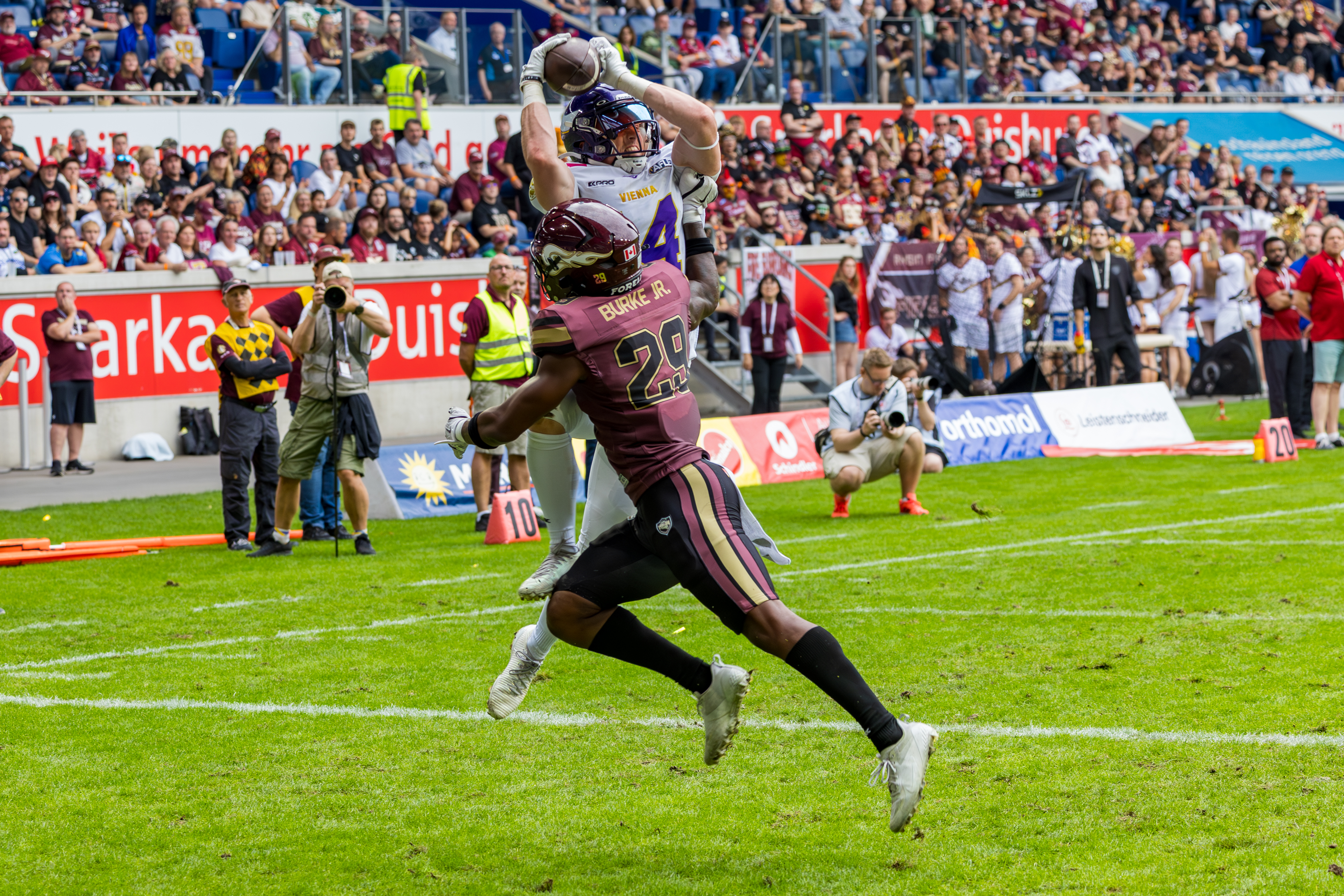 Pass Protektion from #29 Patrick Burke Jr. (Defensive Back) – Rhein Fire at #24 Karri Pajarinen (Running Back) – Vienna Vikings