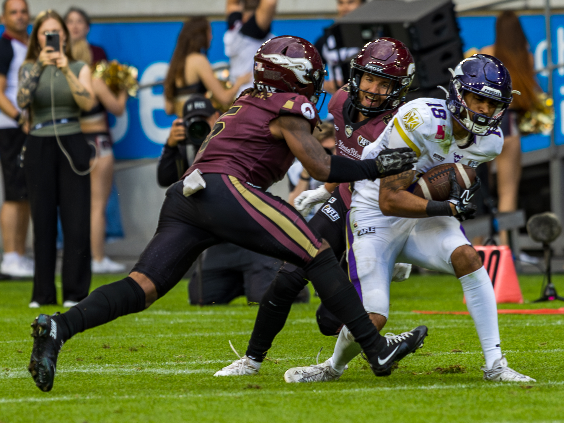 #5 Nazir Streater (Strong Saftey) – Rhein Fire On the way to tackle #18 Noah Touré (Wide Receiver) – Vienna Vikings