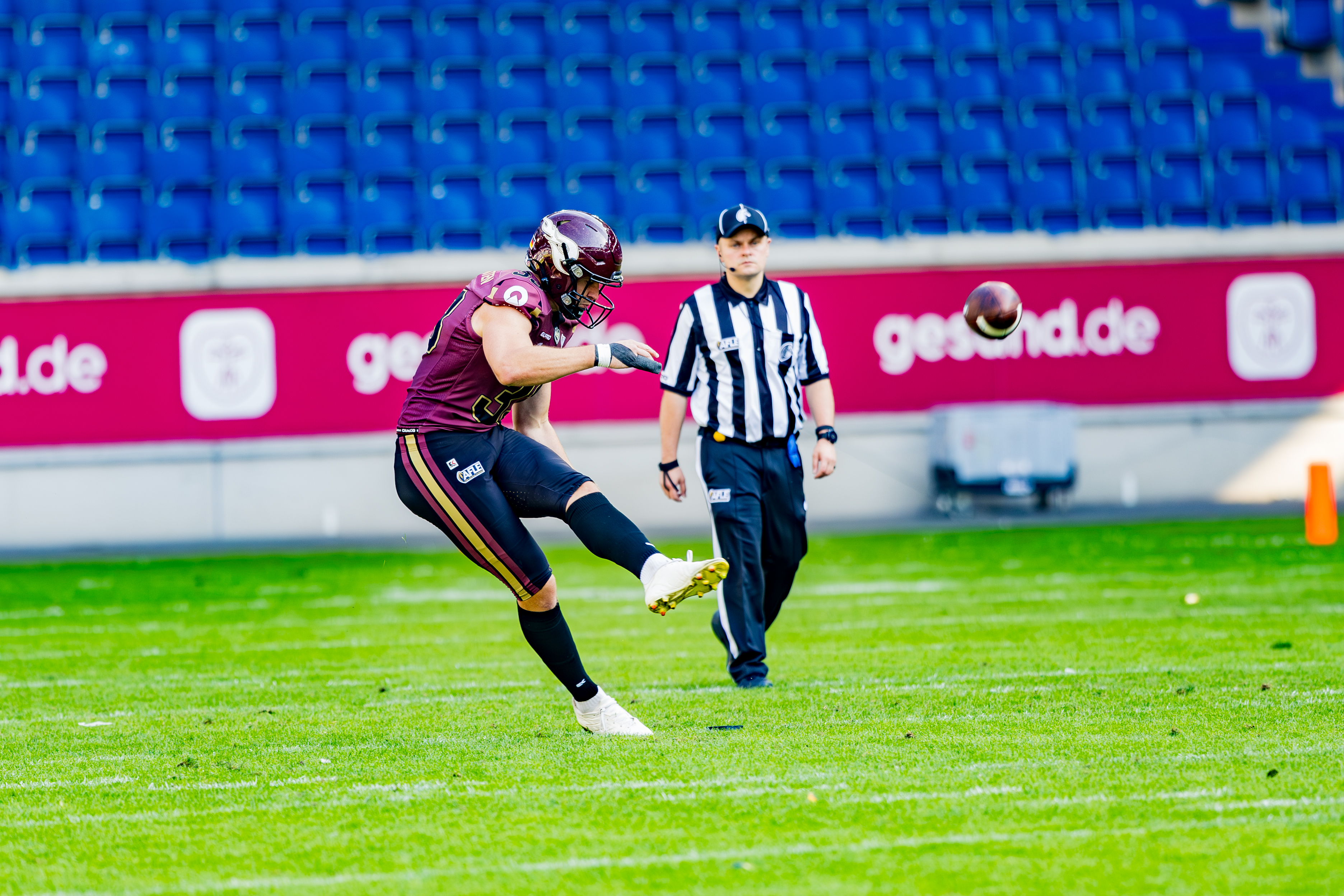 #33 Sebastian van Santen (Kicker) – Rhein Fire at the kickoff