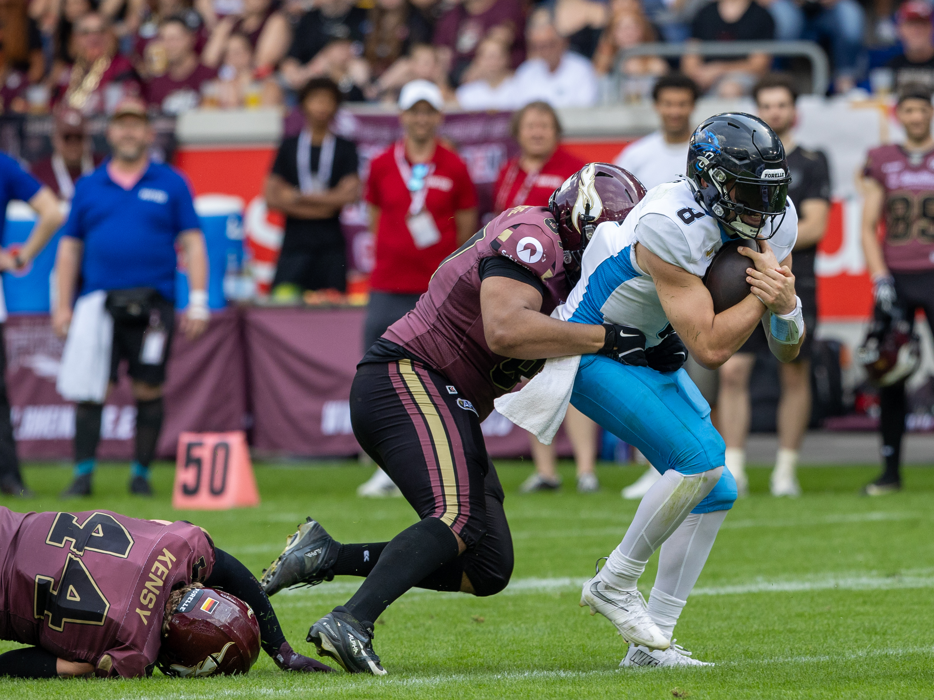 #97 Jason Chikere (Defensive Tackle) – Rhein Fire tackle #8 Jameson Wang (Quarterback) – Panthers Wroclaw