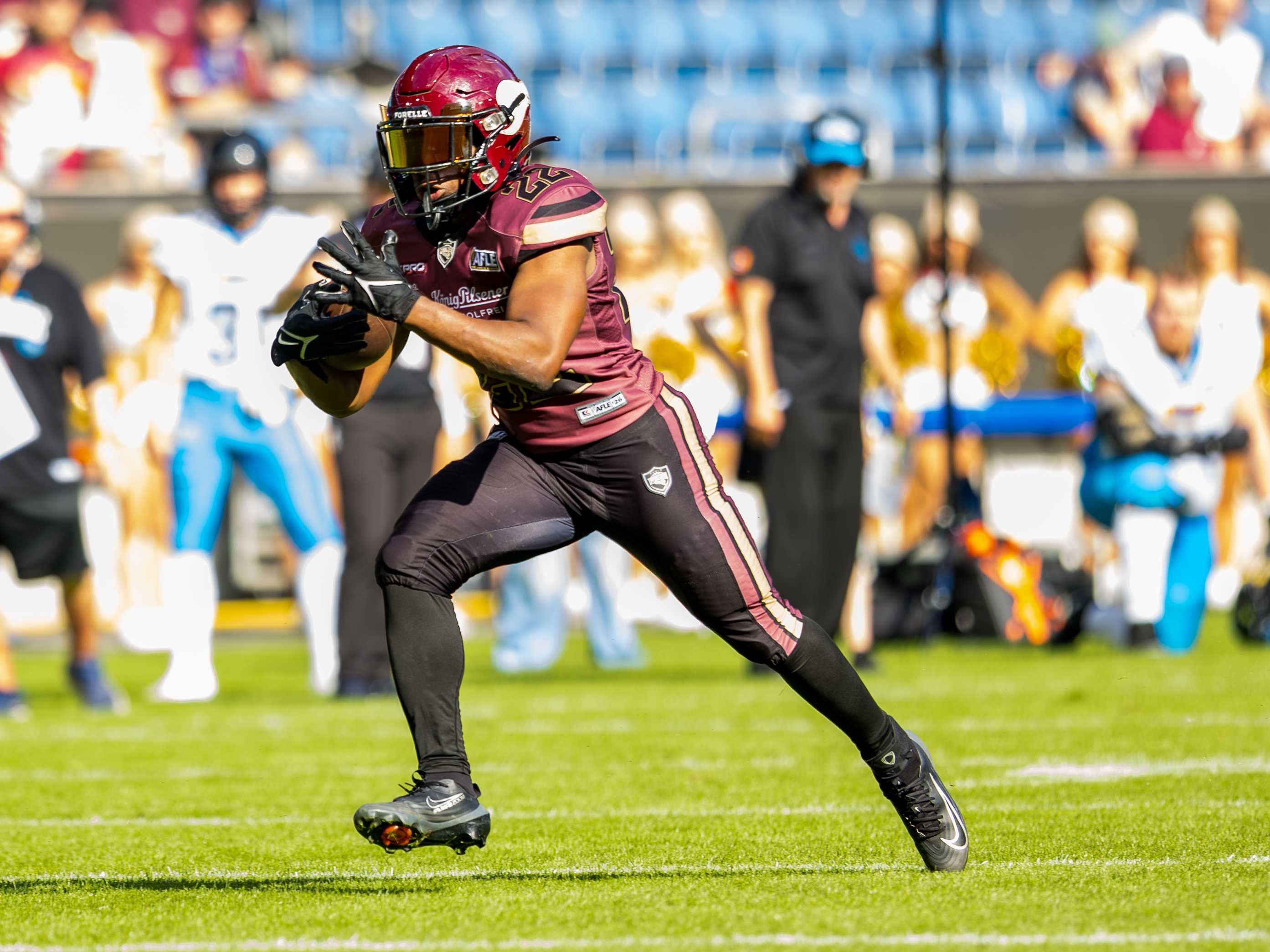 #22 Marvellous Imade (Running Back) – Rhein Fire run with the ball.
