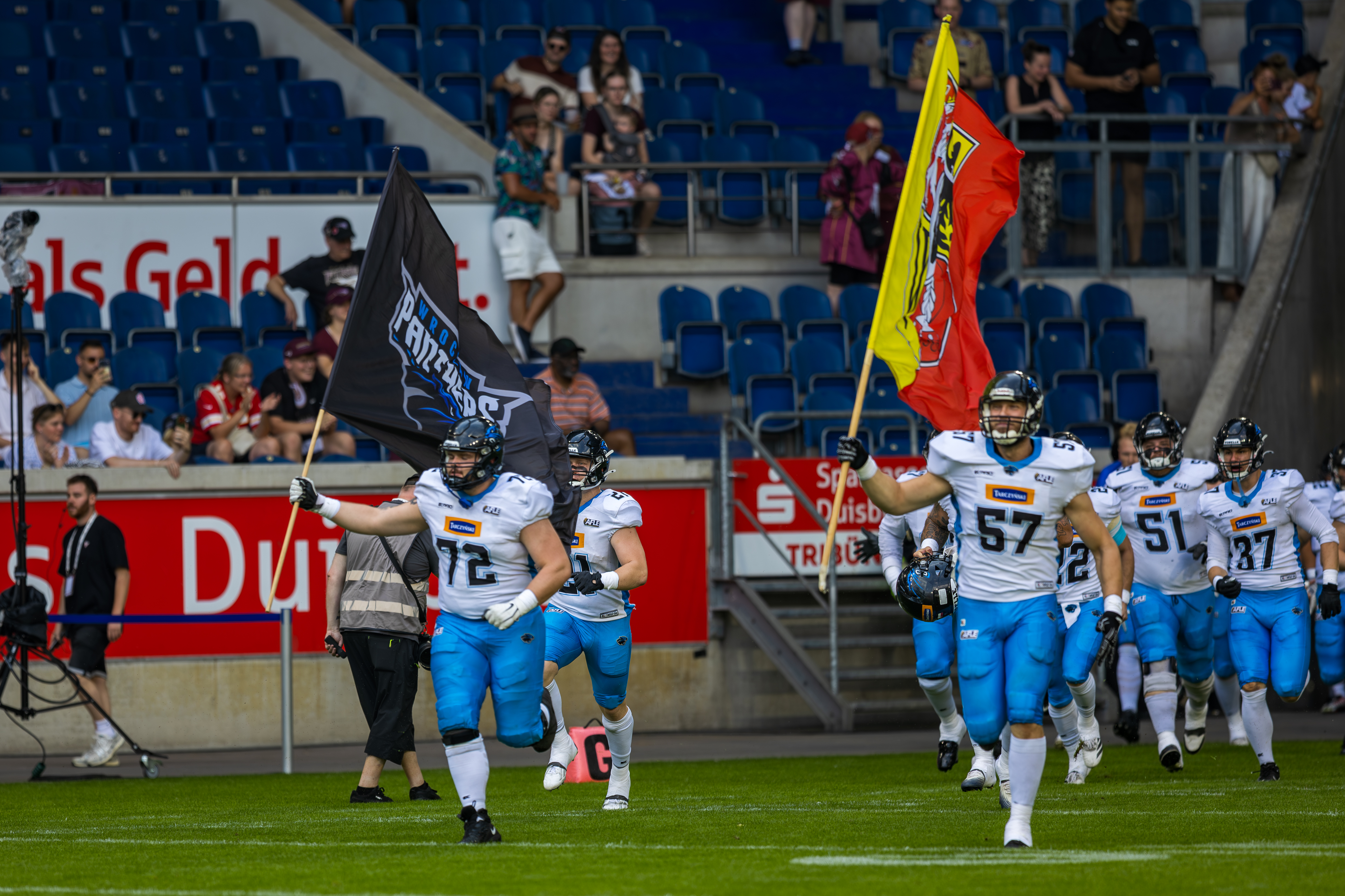 Run on the Field Panthers Wrapclaw. Flag holder #72 Jakub Gajewski ( Offensive Gurd ) – Panthers Wroclaw
