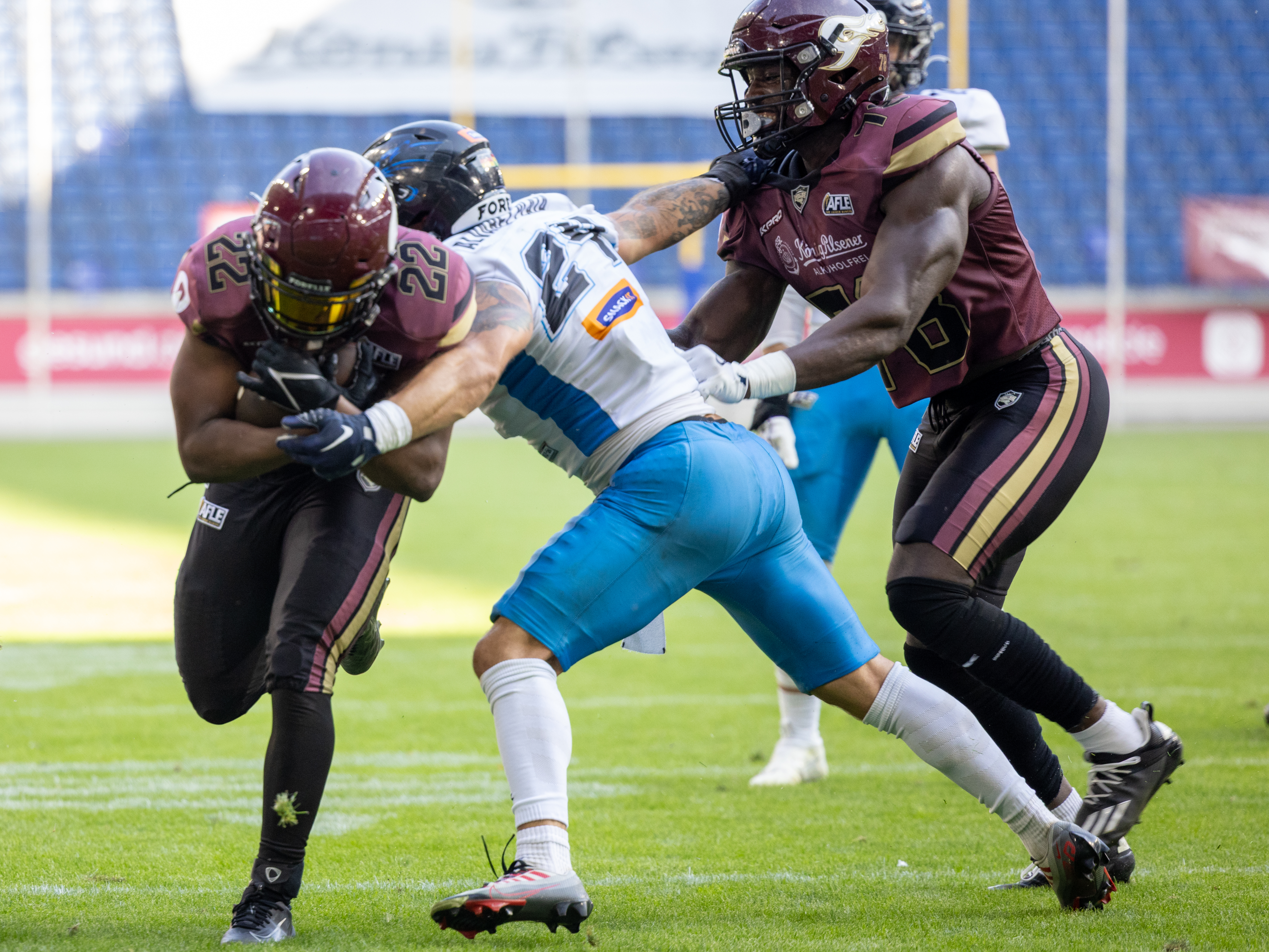 #27 Grzegorz Lary ( Cornerback ) – Panthers Wroclaw tackle #22 Marvellous Imade (Running Back) – Rhein Fire