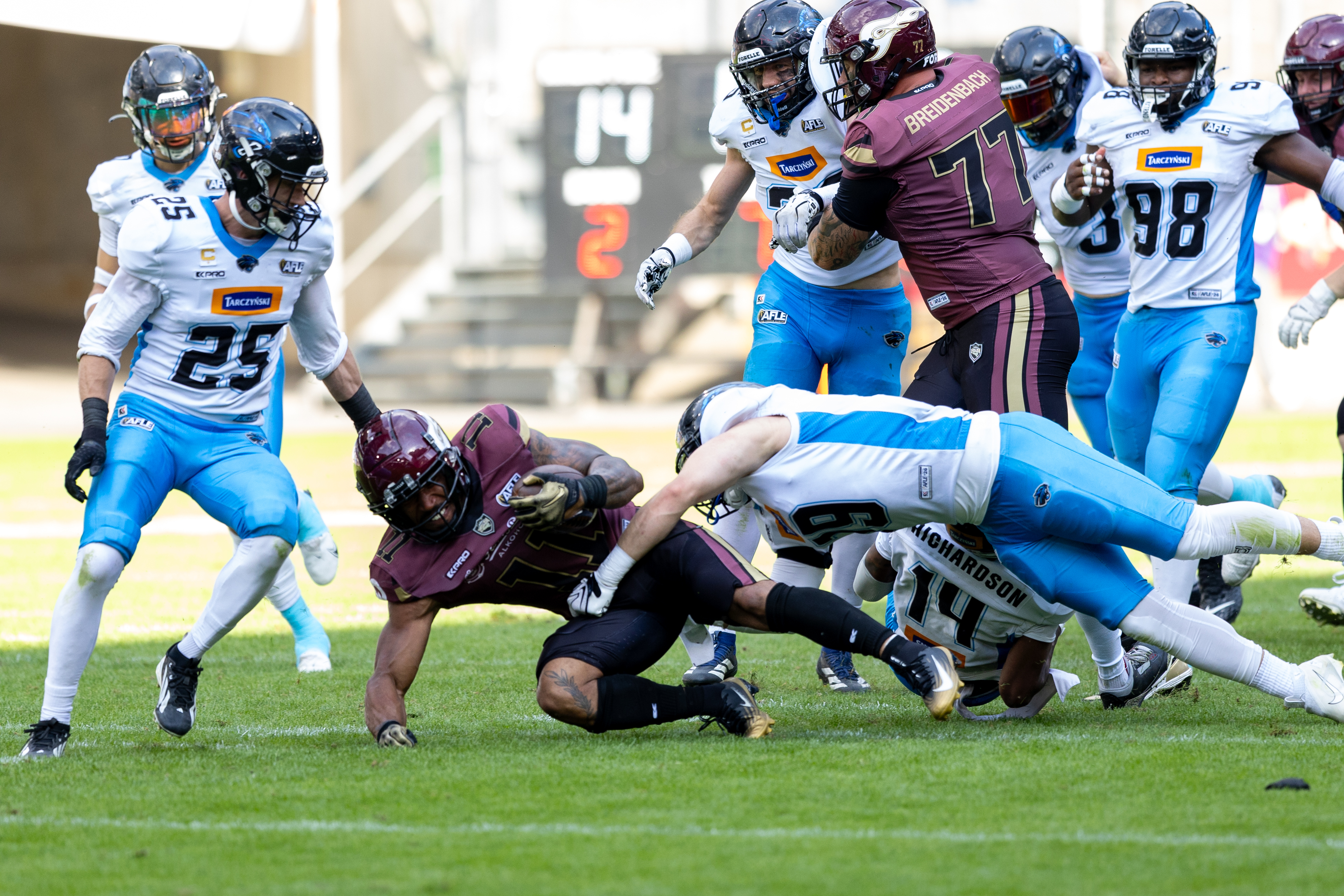 #29 Kamil Kotlarz (Running Back) – Panthers Wroclaw tackle #11 Jonathan Scott (Running Back) – Rhein Fire