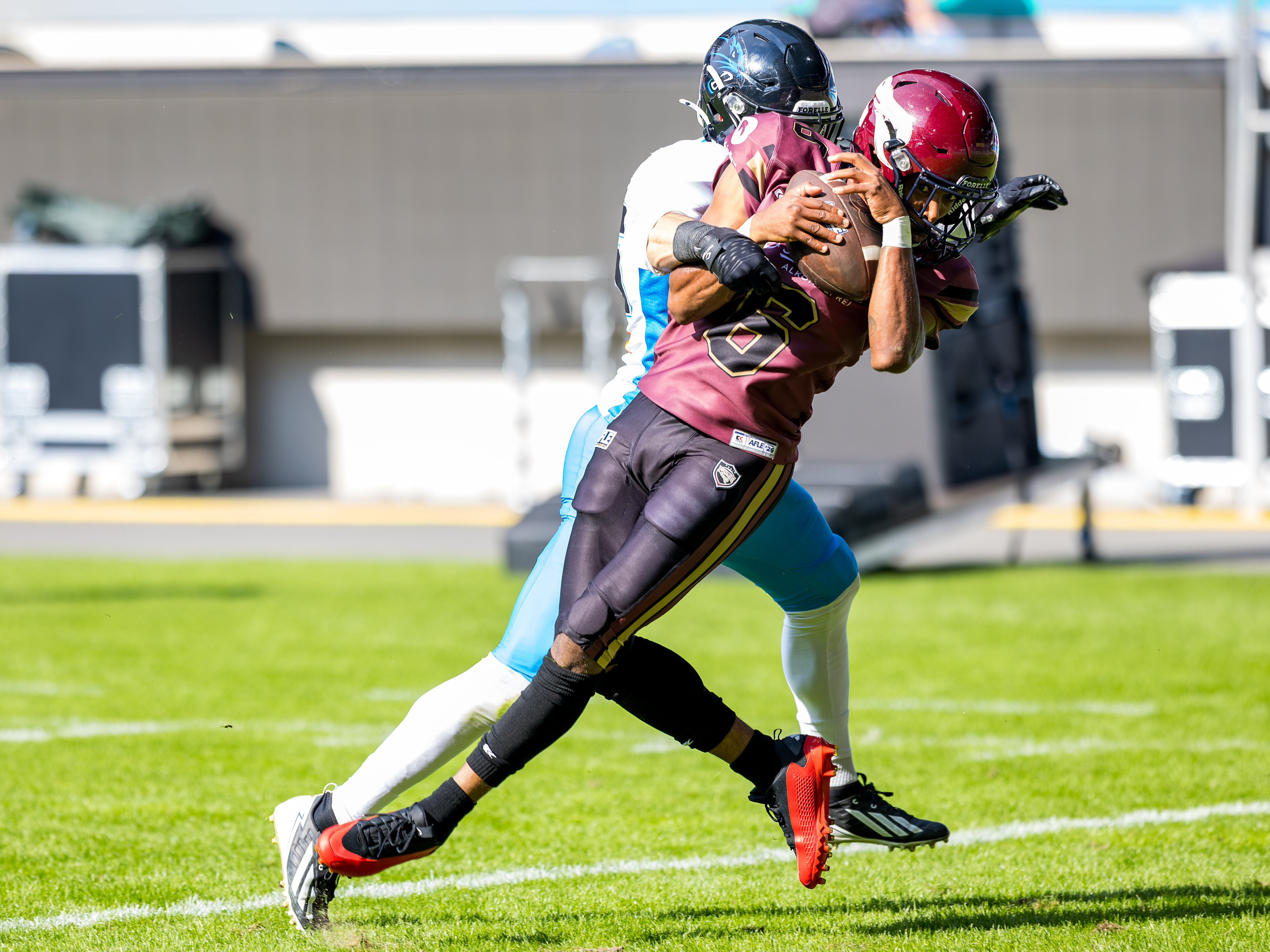 #6 Kaylon Geiger (Wide Receiver) – Rhein Fire catch the ball in the air.