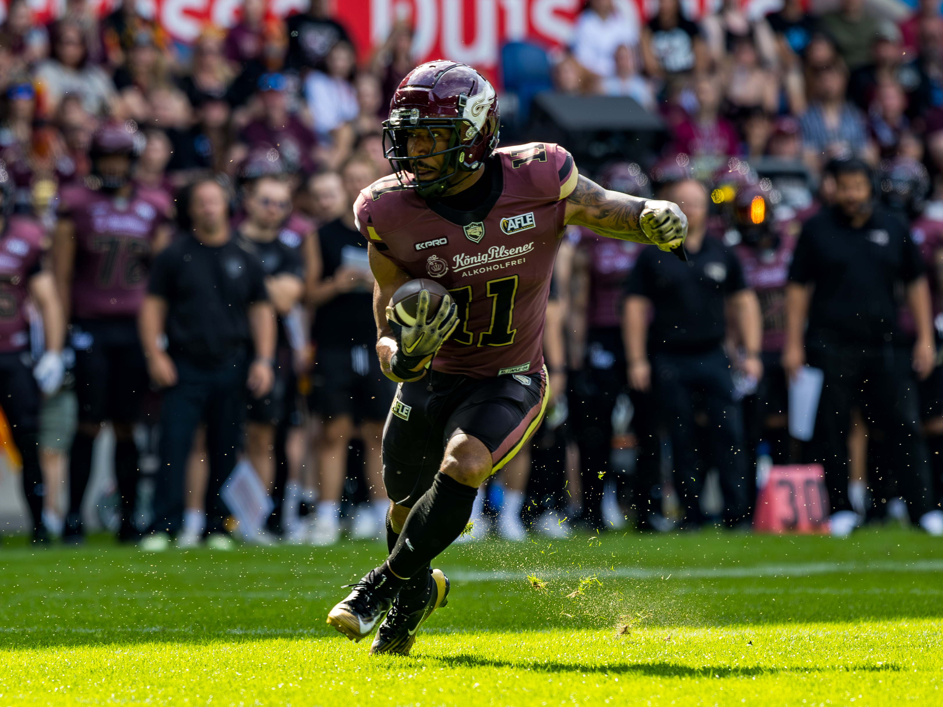 #11 Jonathan Scott (Running Back) – Rhein Fire run with the ball.