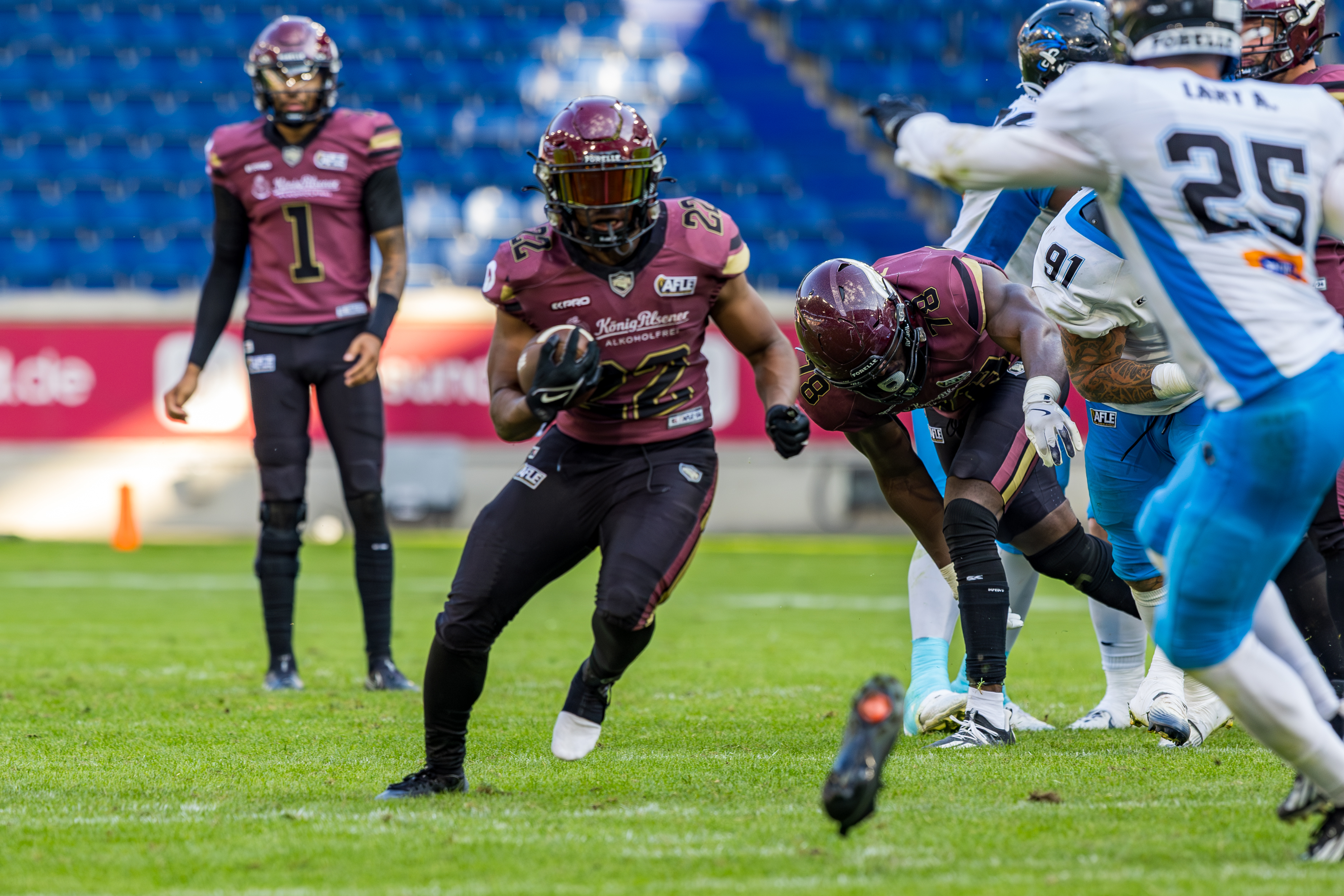 #22 Marvellous Imade (Running Back) – Rhein Fire run with the ball and lost his shoe.