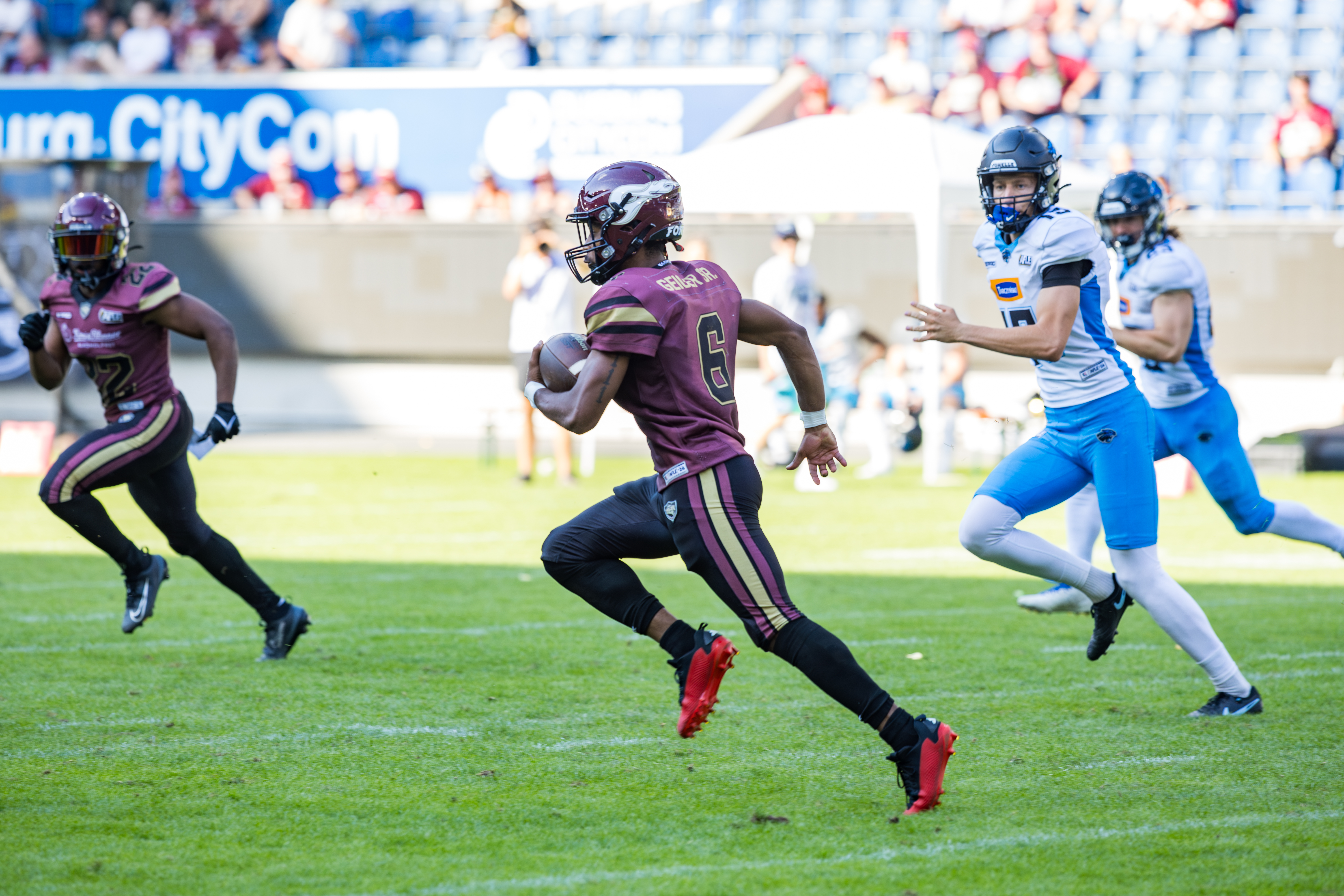 #6 Kaylon Geiger (Wide Receiver) – Rhein Fire run with the ball.