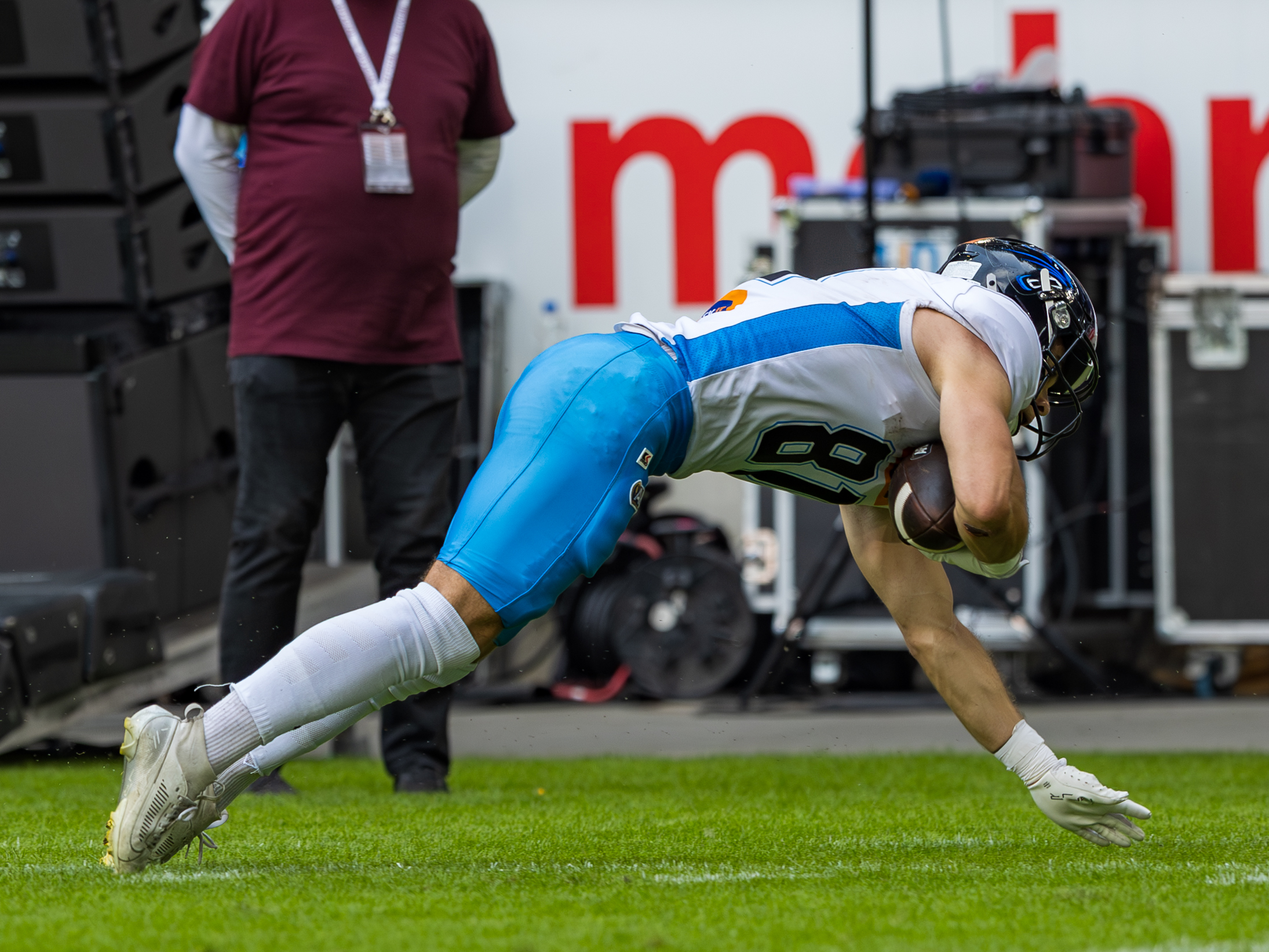 #81 Juan Flores-Calderon (Wide Receiver) – Panthers Wroclaw jump out the field after the catch.