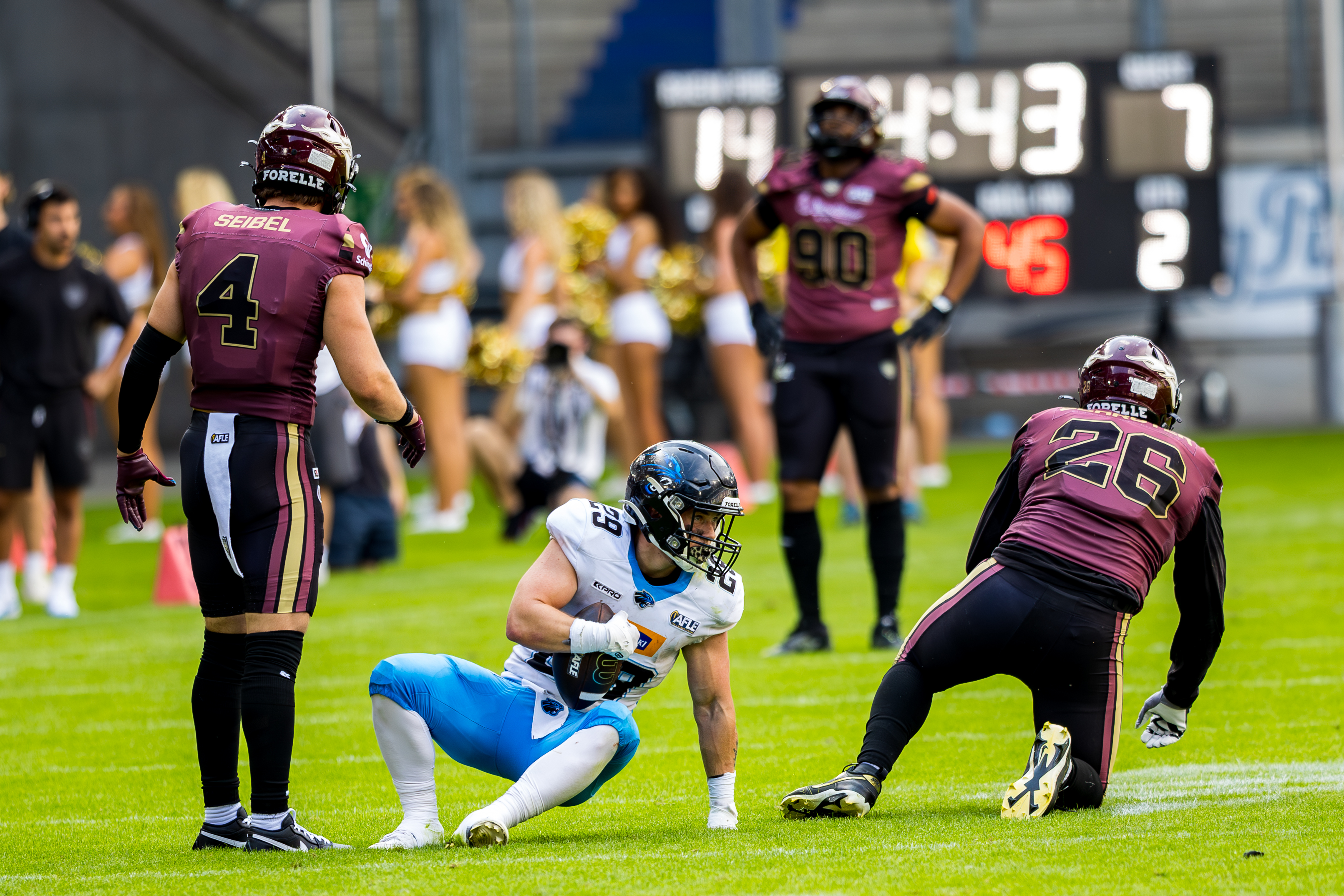 #26 Lino Schröter (Linebacker) – Rhein Fire after tackle from #29 Kamil Kotlarz (Running Back) – Panthers Wroclaw