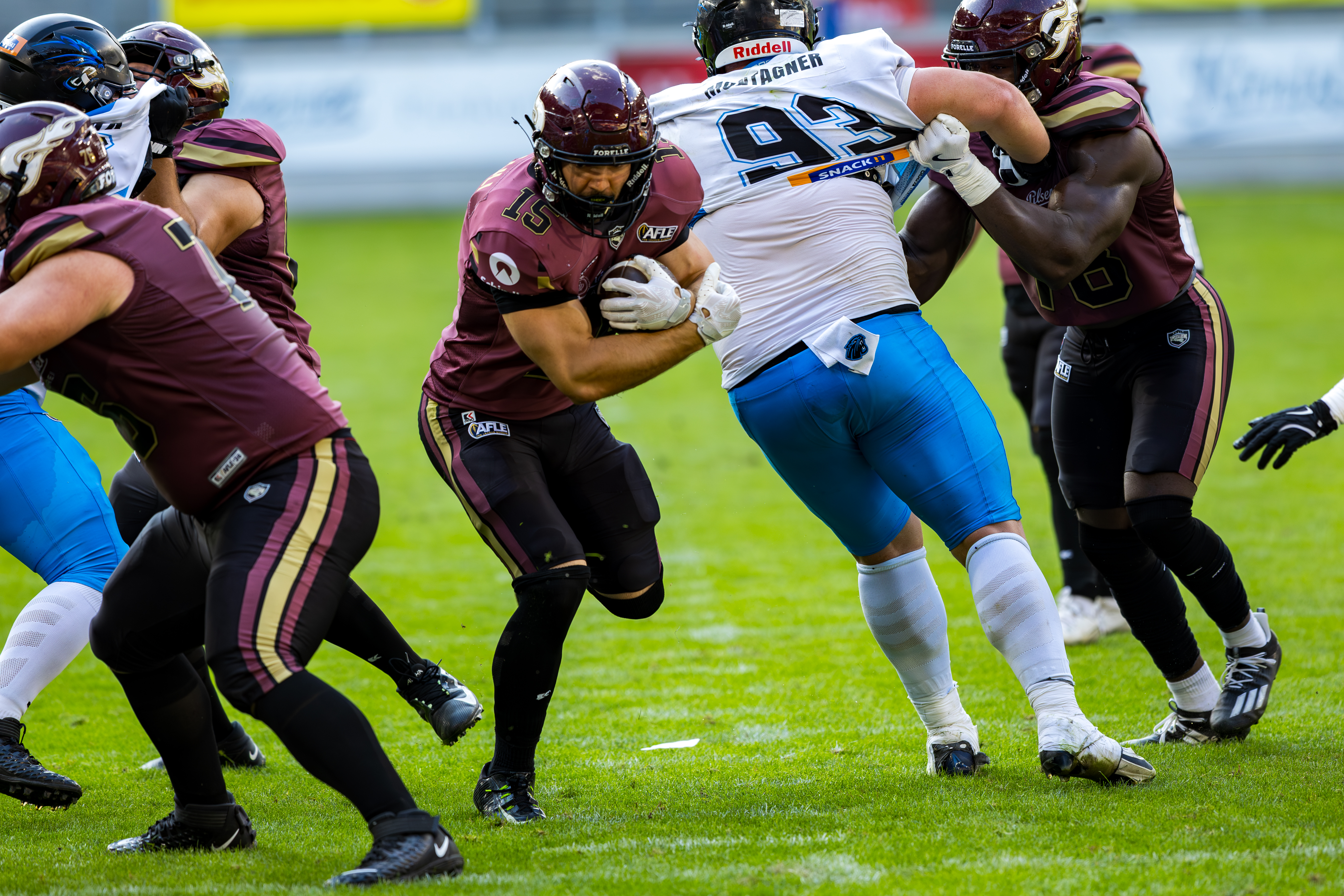 #15 Giacomo De Pauli (Running Back) – Rhein Fire run with the ball after block from #78 Yasir Raji (Offensive Line) – Rhein Fireat #93 Gabriel Montagner ( Defensive Tackle ) – Panthers Wroclaw