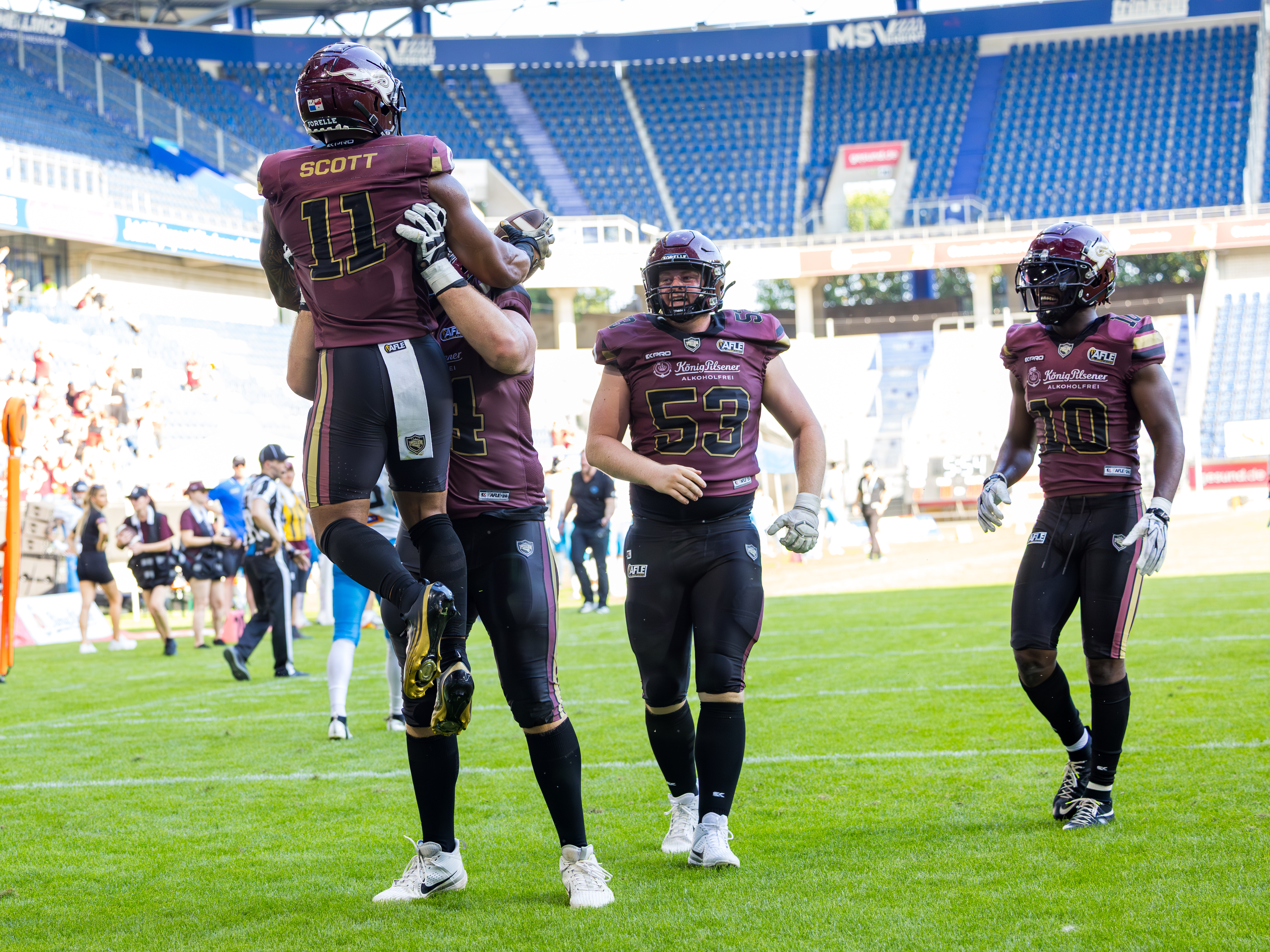 #11 Jonathan Scott (Running Back) – Rhein Fire touchdown celebration with #54 Marvin Pludra (Offensive Line) – Rhein Fire