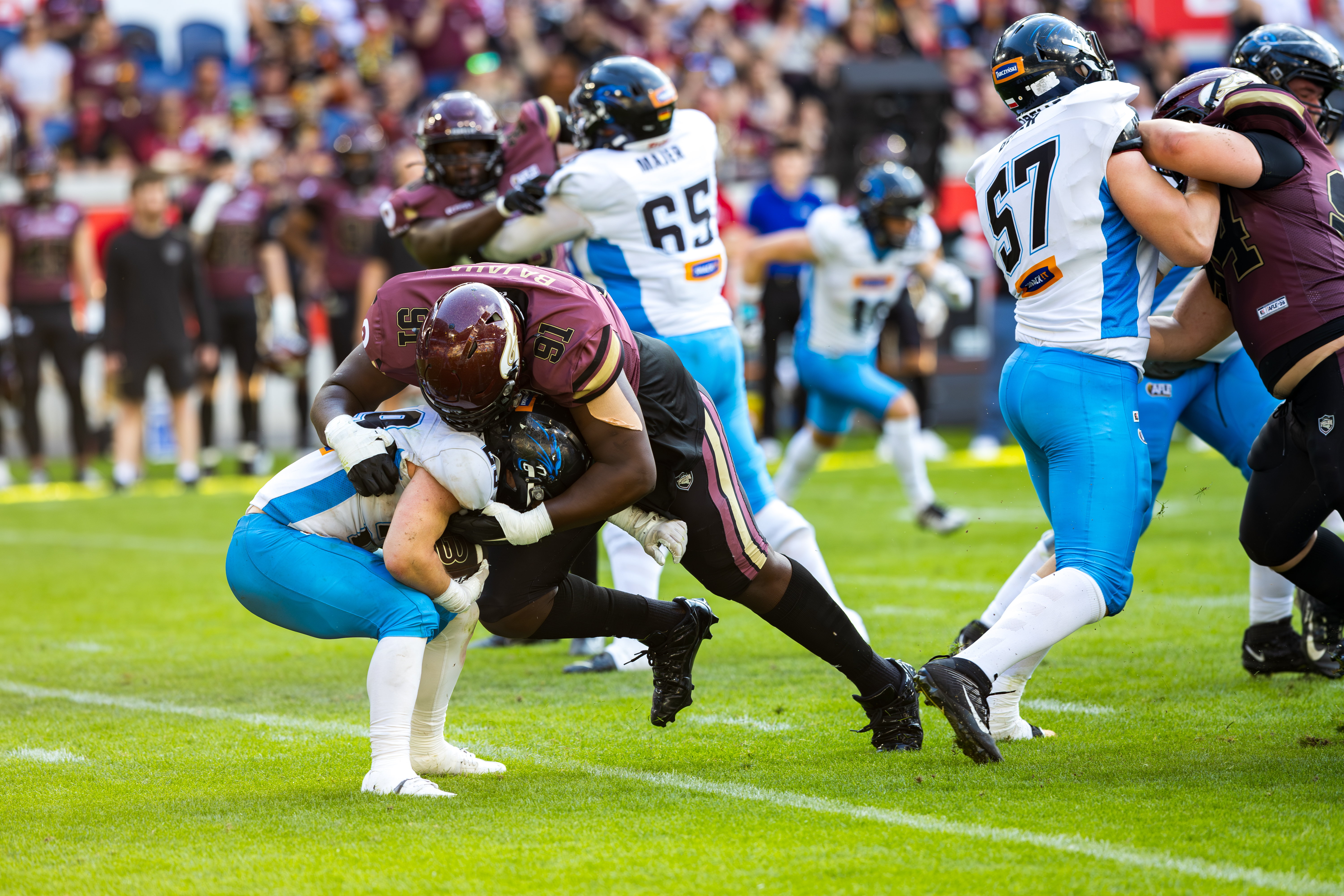 #91 Miche Vandekerkhof (Defensive Line) – Rhein Fire tackle #29 Kamil Kotlarz (Running Back) – Panthers Wroclaw