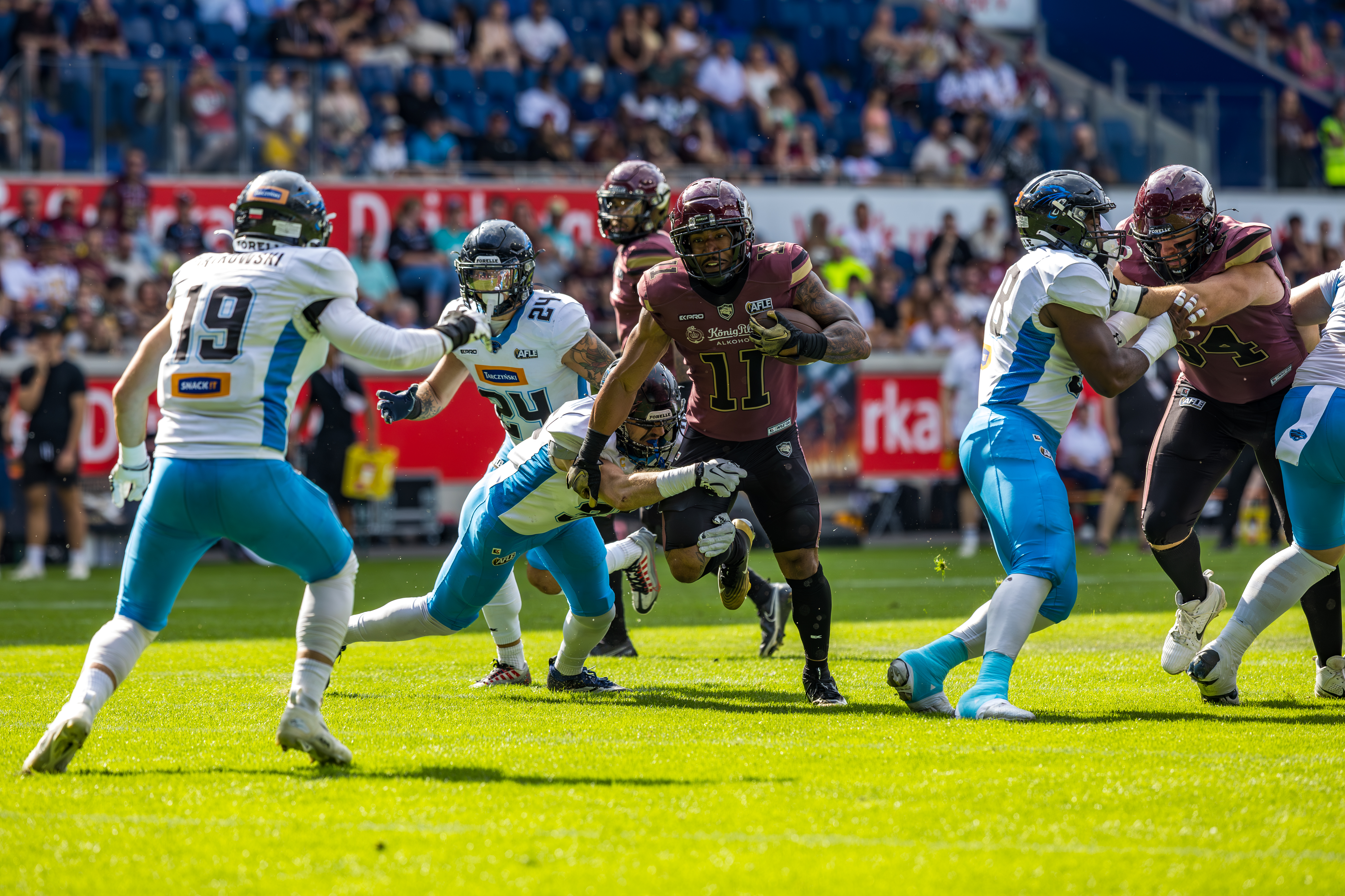 #11 Jonathan Scott (Running Back) – Rhein Fire run with the ball. #31 Mikołaj Cieśla ( Cornerback ) – Panthers Wroclaw attempts to tackle