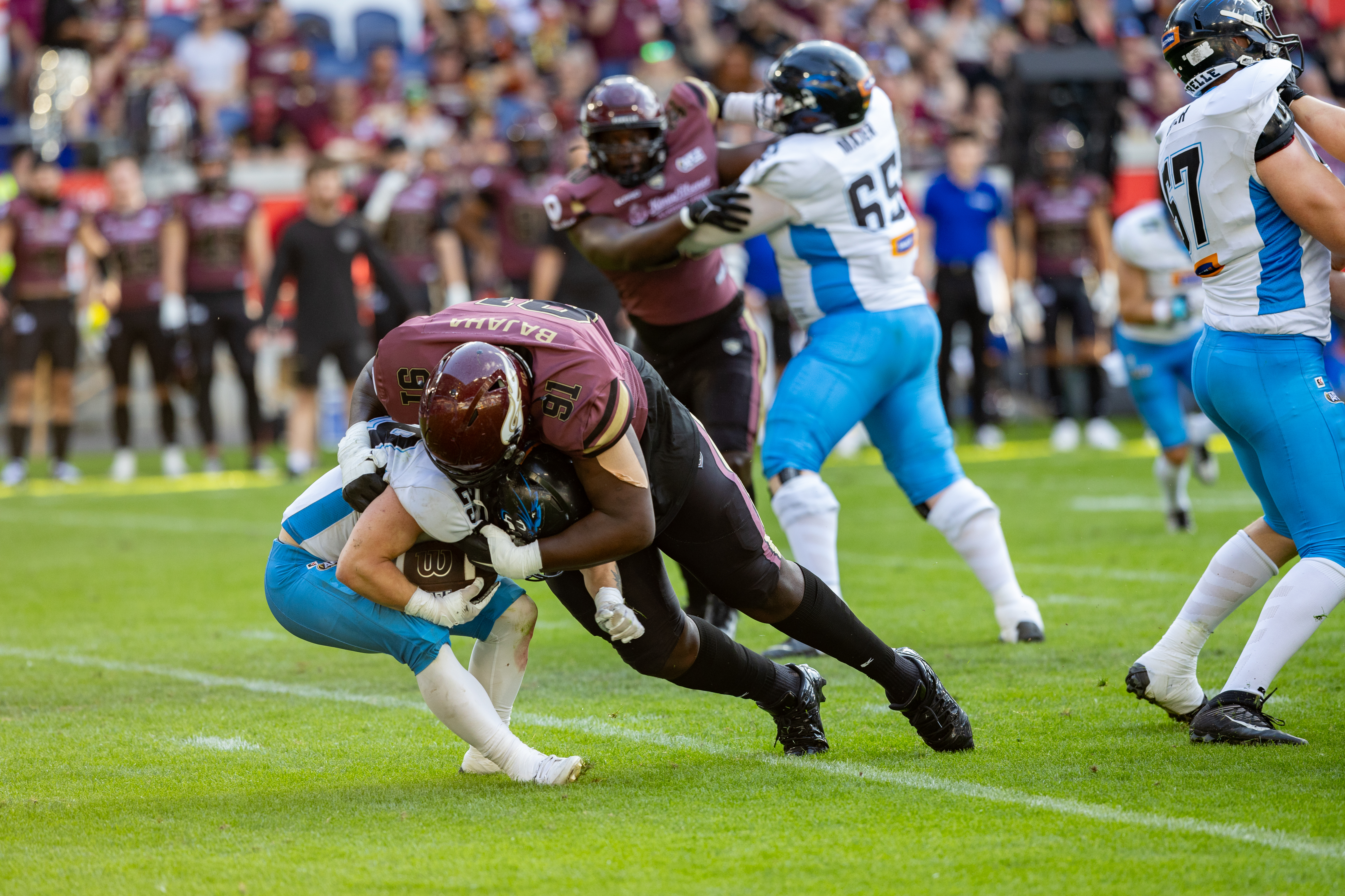 #91 Miche Vandekerkhof (Defensive Line) – Rhein Fire tackte #22 Dawid Brzozowski (Running Back) – Panthers Wroclaw