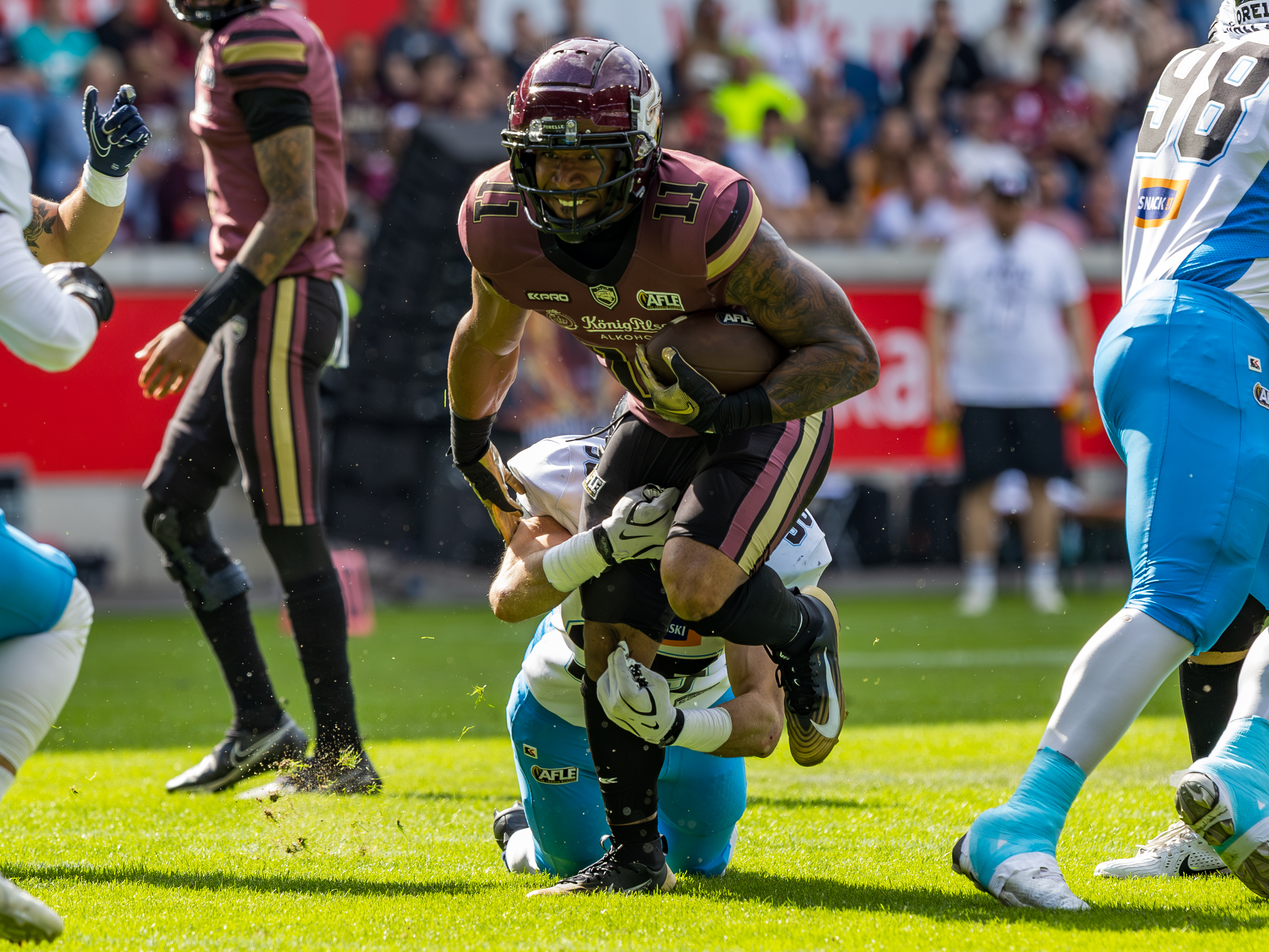 Tackle #11 Jonathan Scott (Running Back) – Rhein Fire