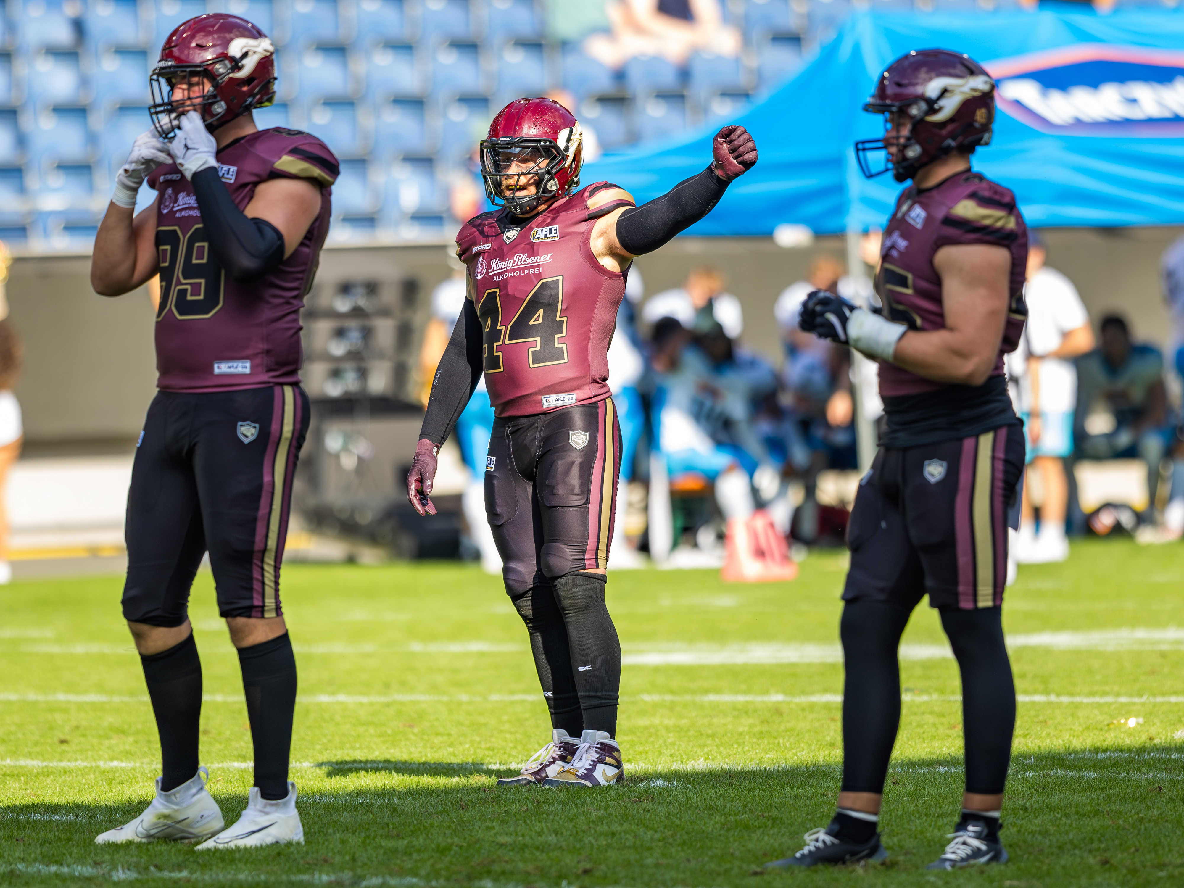 #44 Marius Kensy (Linebacker) – Rhein Fire gives instructions