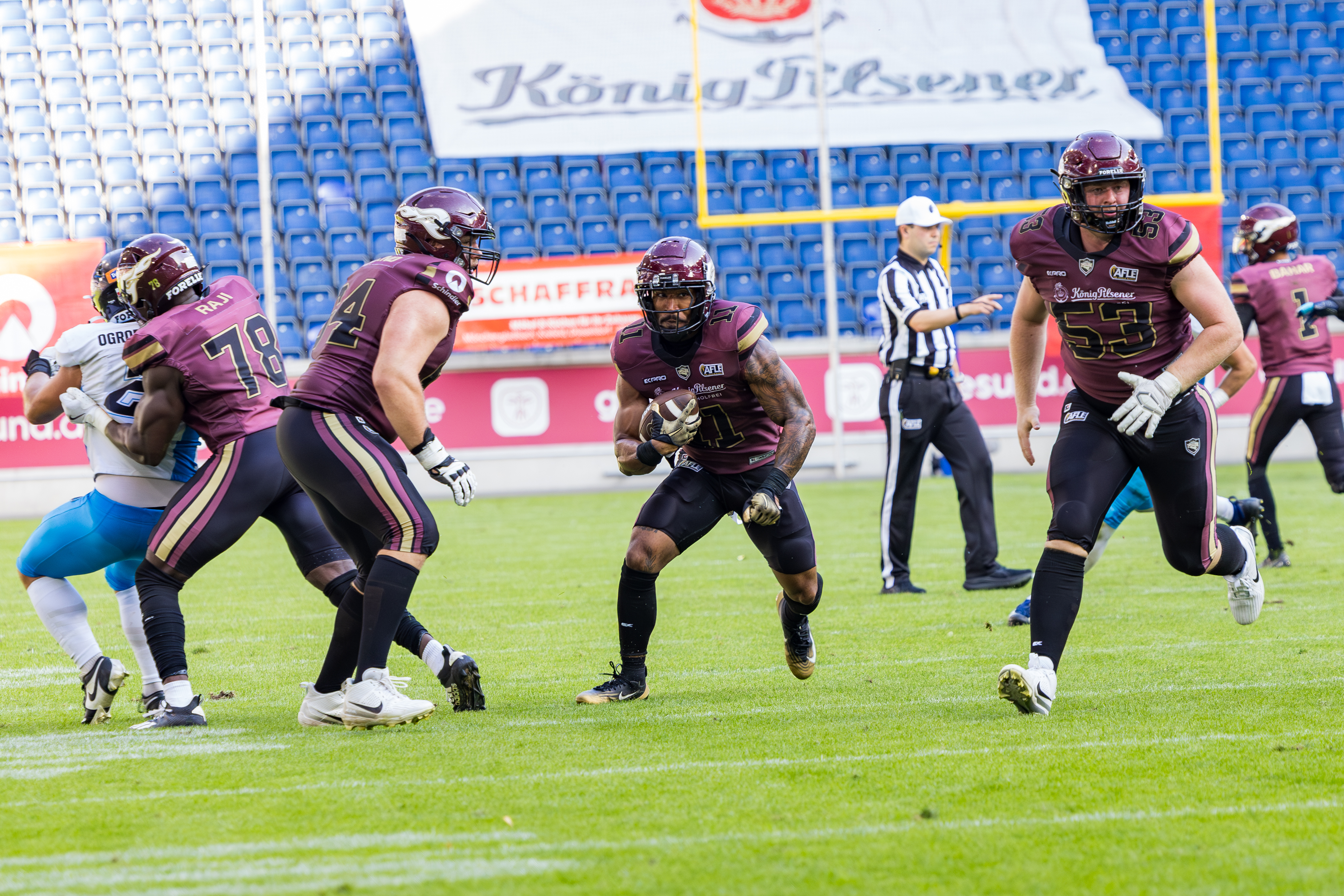 #11 Jonathan Scott (Running Back) – Rhein Fire run with the ball. Proteket from #54 Marvin Pludra (Offensive Line) – Rhein Fire and #53 Kevin Kreider (Center) – Rhein Fire