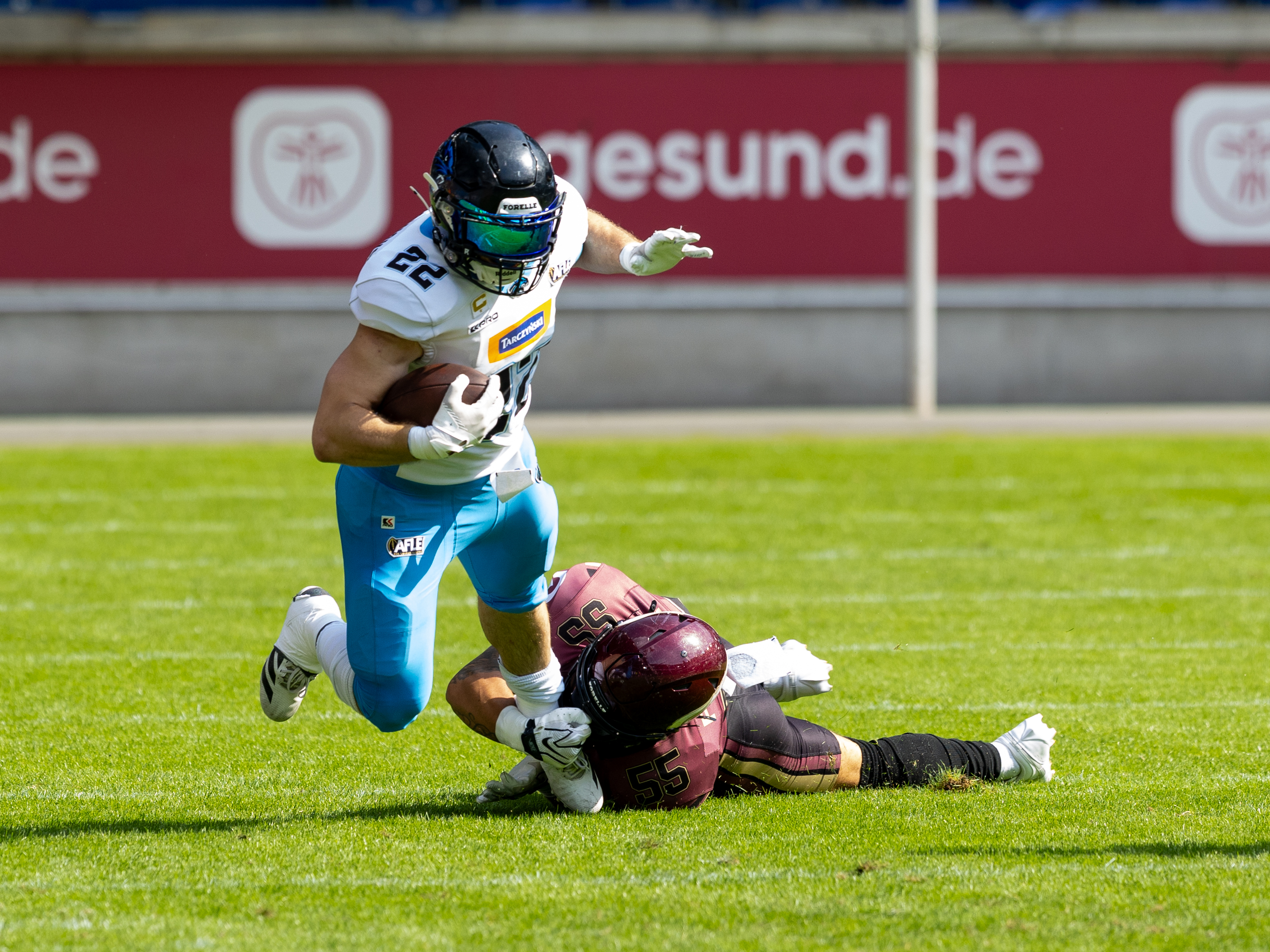 #55 Luis Fiedler (Linebacker) – Rhein Fire tackle #22 Dawid Brzozowski (Running Back) – Panthers Wroclaw