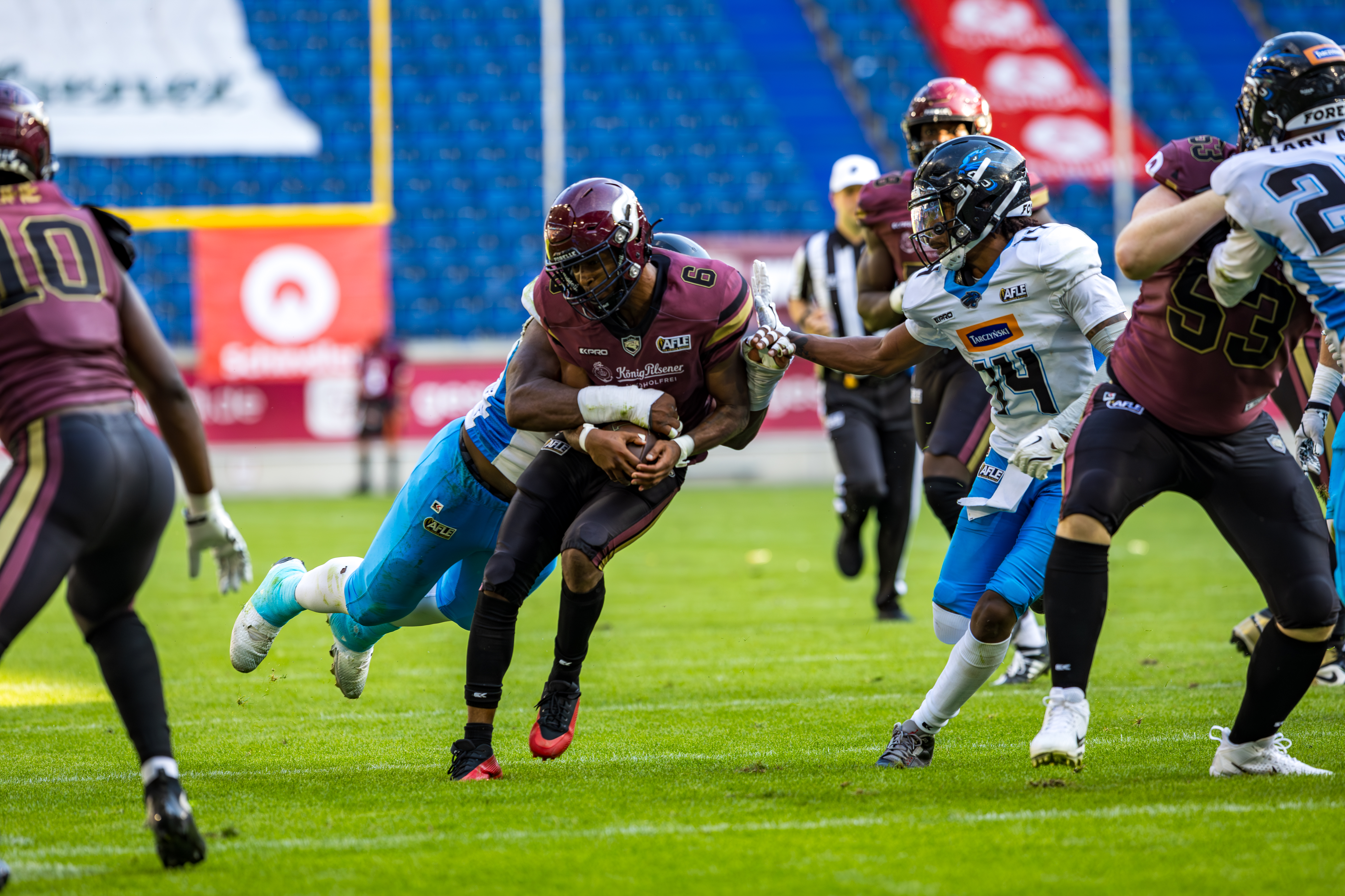#6 Kaylon Geiger (Wide Receiver) – Rhein Fire is tackle.