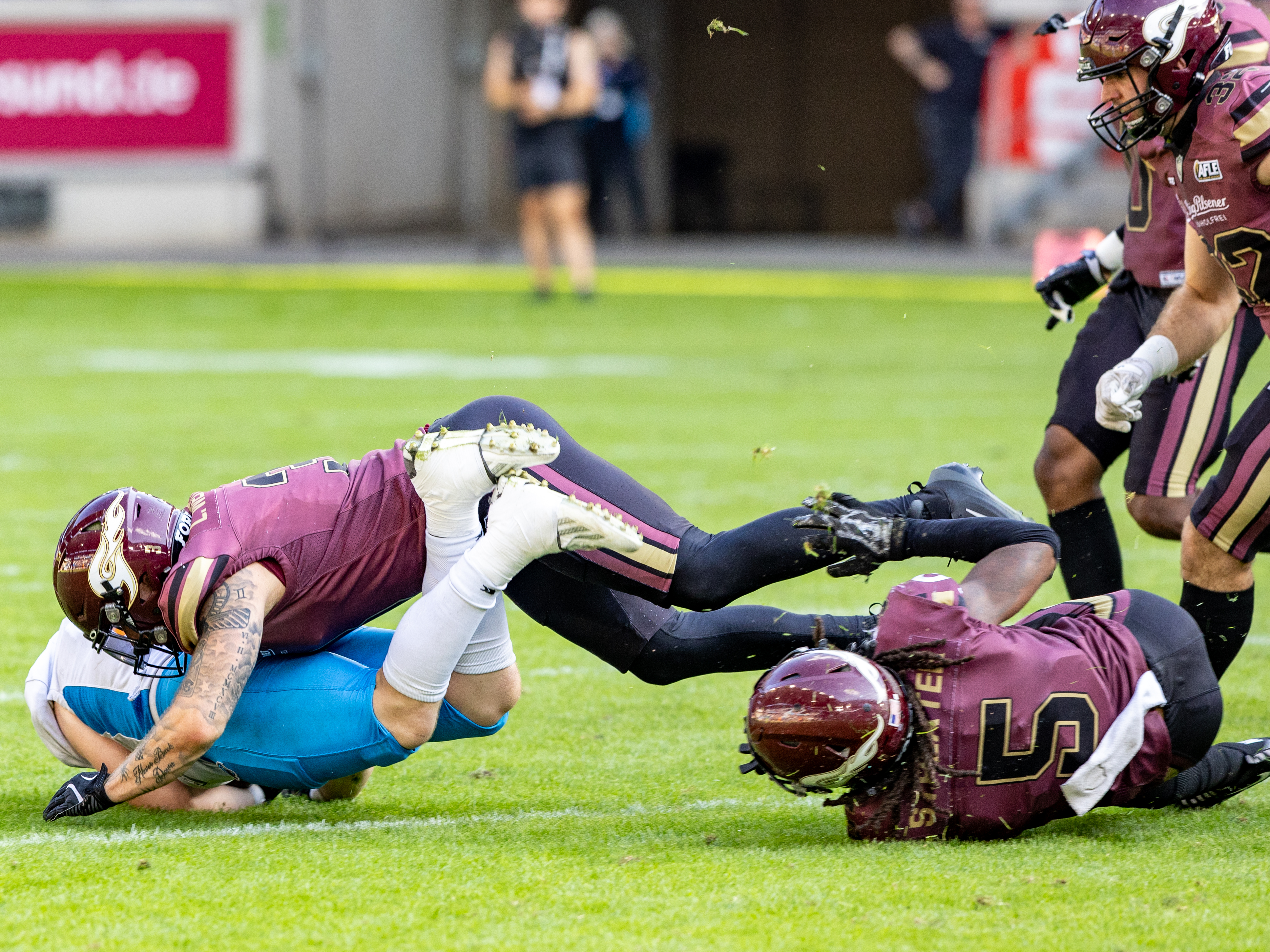 #3 Lennart Weitz (Linebacker) – Rhein Fire tackle #21 Bartosz Woch (Running Back) – Panthers Wroclaw