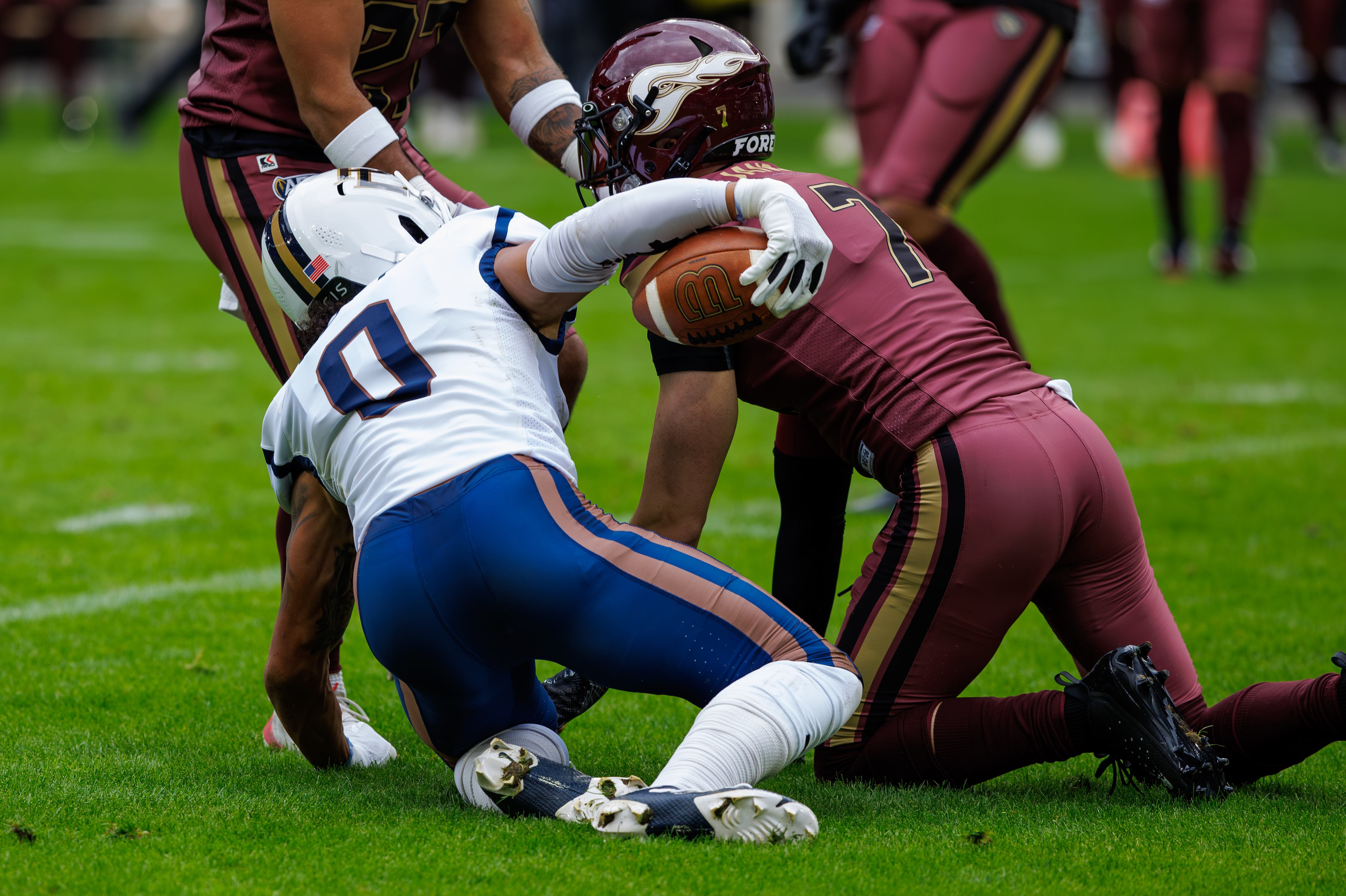 #7 Till Janssen (Defensive Back) – Rhein Fire tackle #00 James Brania-Hopp (Wide Receiver) – Paris Lights