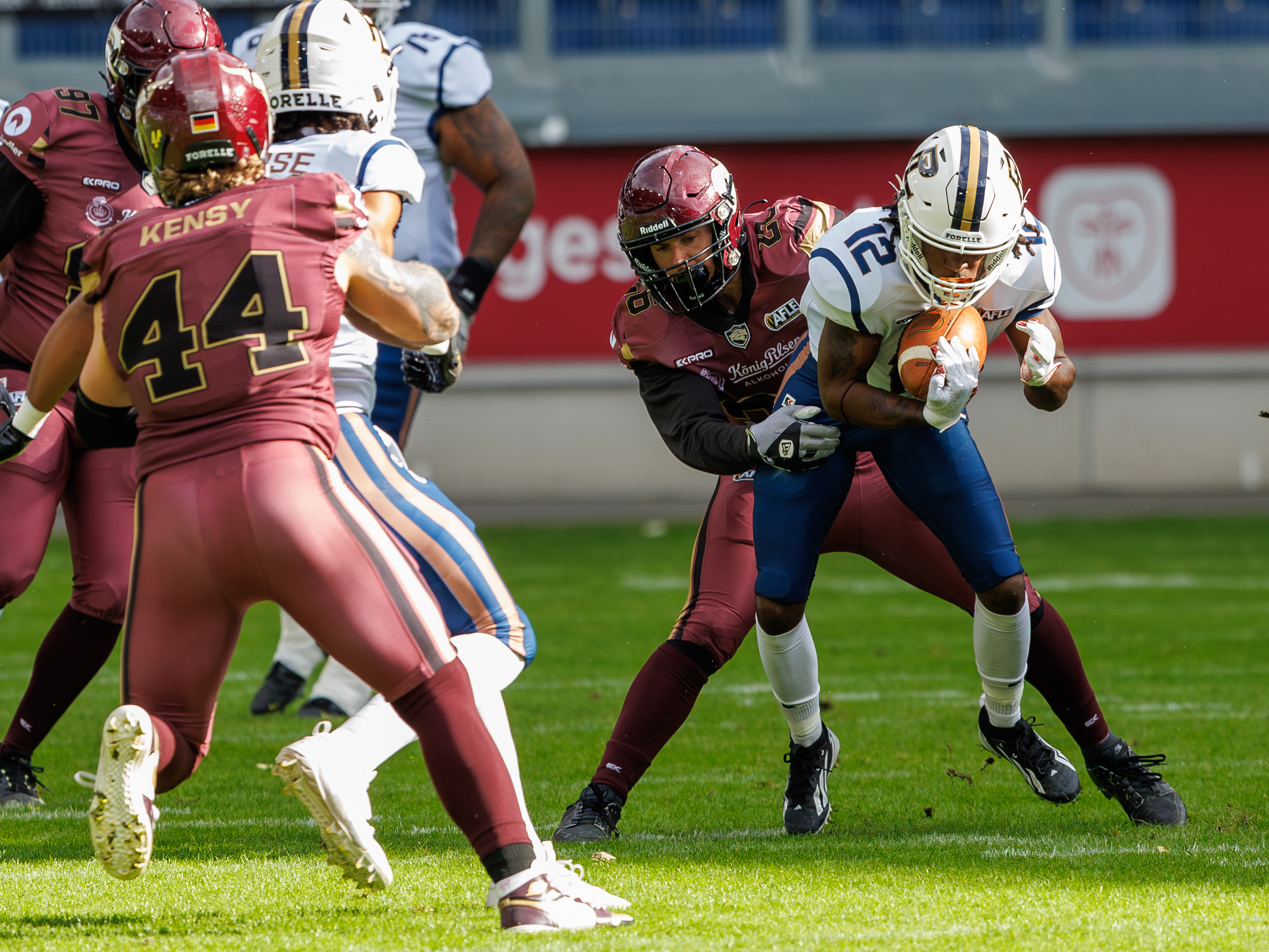 #26 Lino Schröter (Linebacker) – Rhein Fire tackle #12 Enzo Plumain (Wide Receiver) – Paris Lights