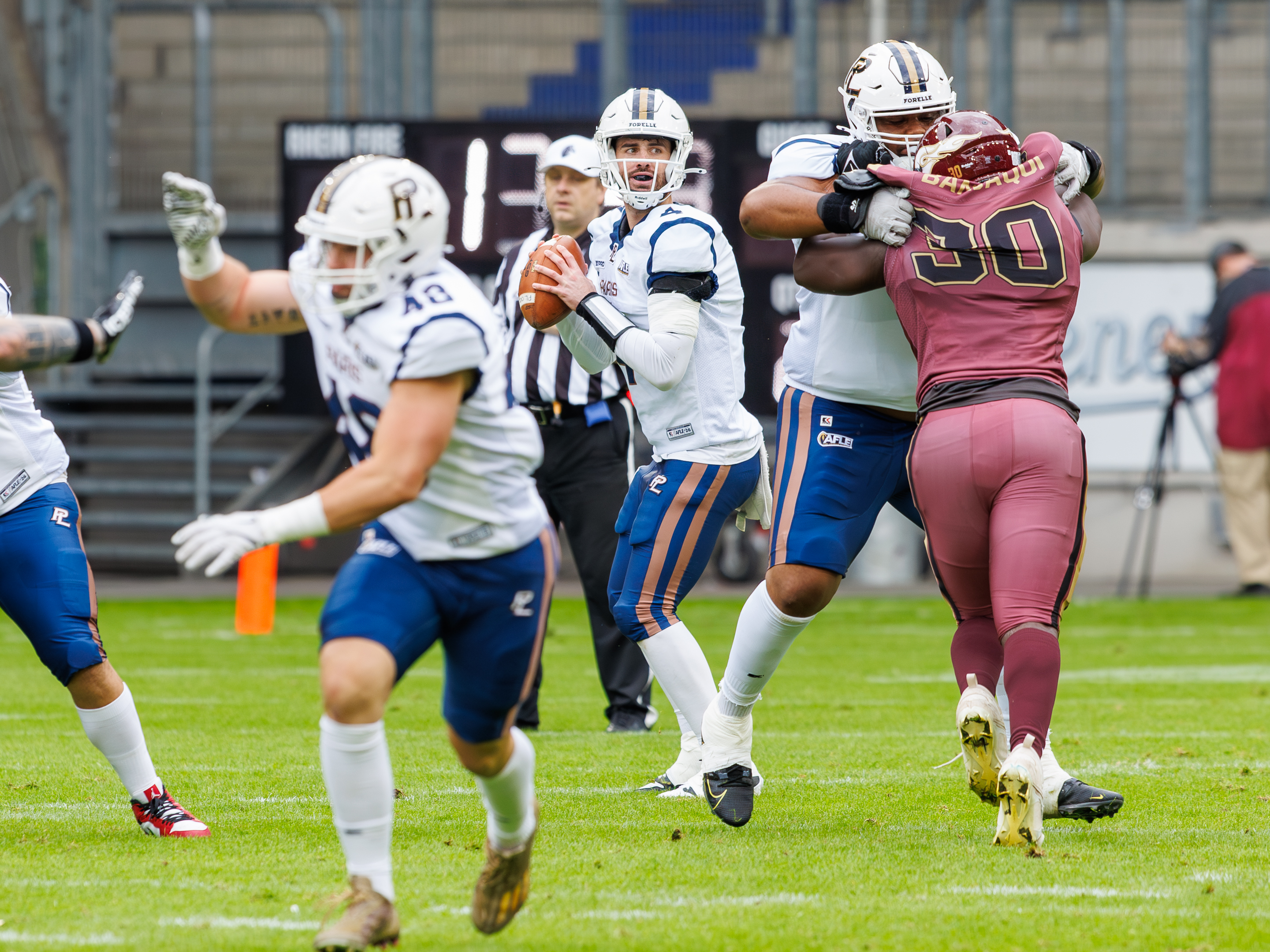 #4 Evan Hillock (Quarterback) – Paris Lights search a target.