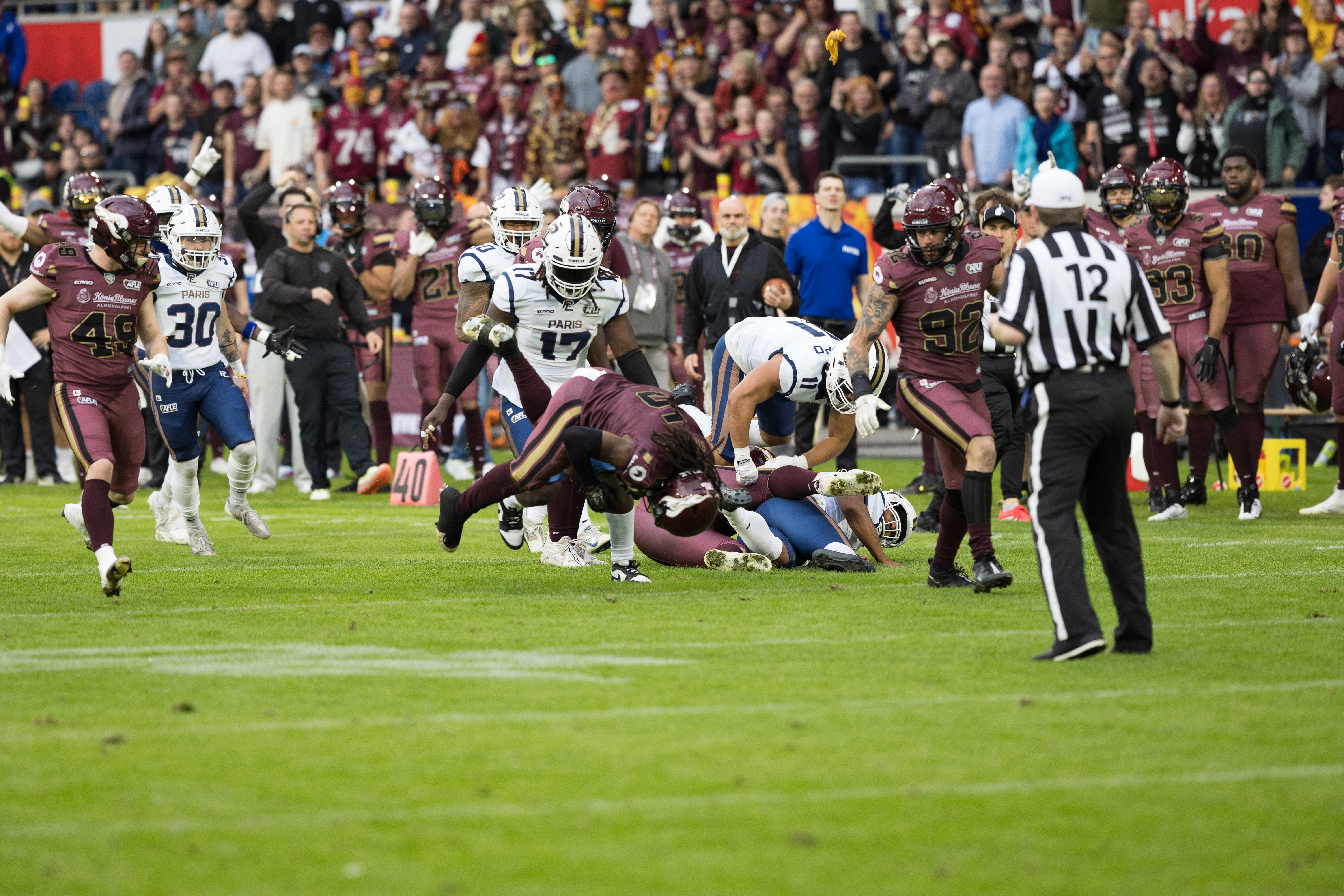 #17 Randy Abandzounou (Defensive Tackle) – Paris Lights tackle #5 Nazir Streater (Defensive Back) – Rhein Fire Rhein Fire vs Paris Lights, American Football, American Football League Europe, WEEK 4, 2026, 13.06.2026,
