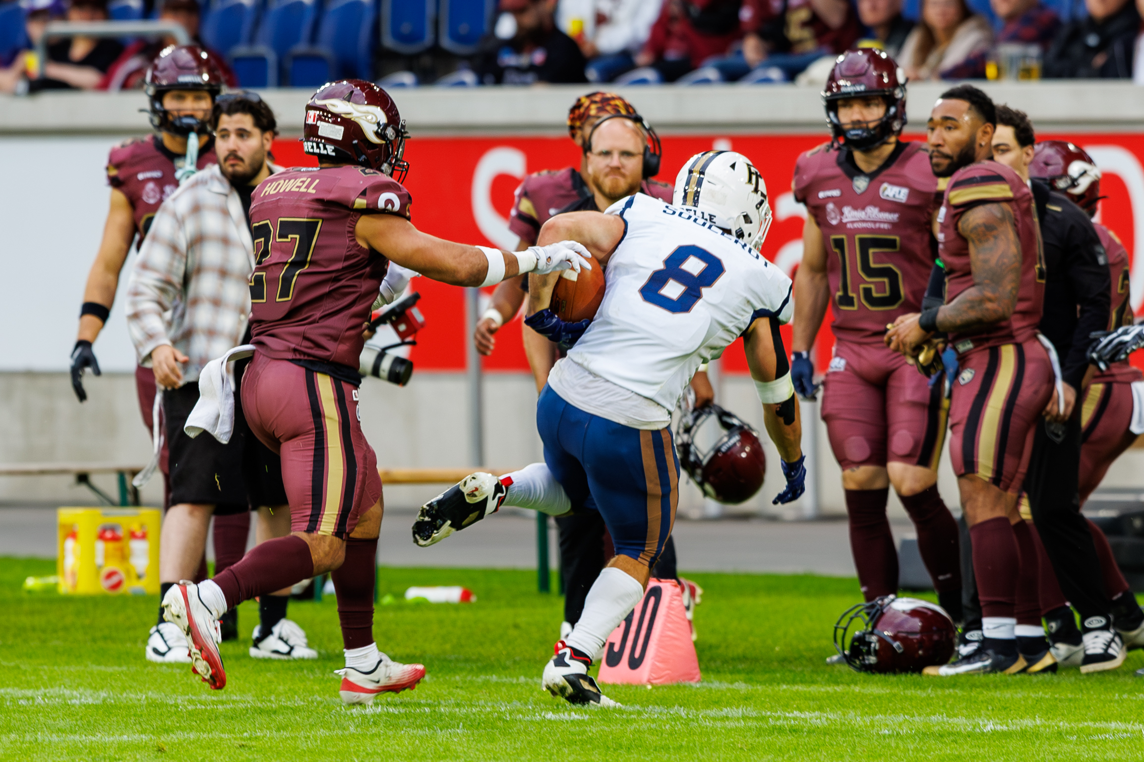 #8 Armand Soulerot (Running Back) – Paris Lights run with the ball out from the field. #27 Justin Howell (Defensive Back) – Rhein Fire without a chance.