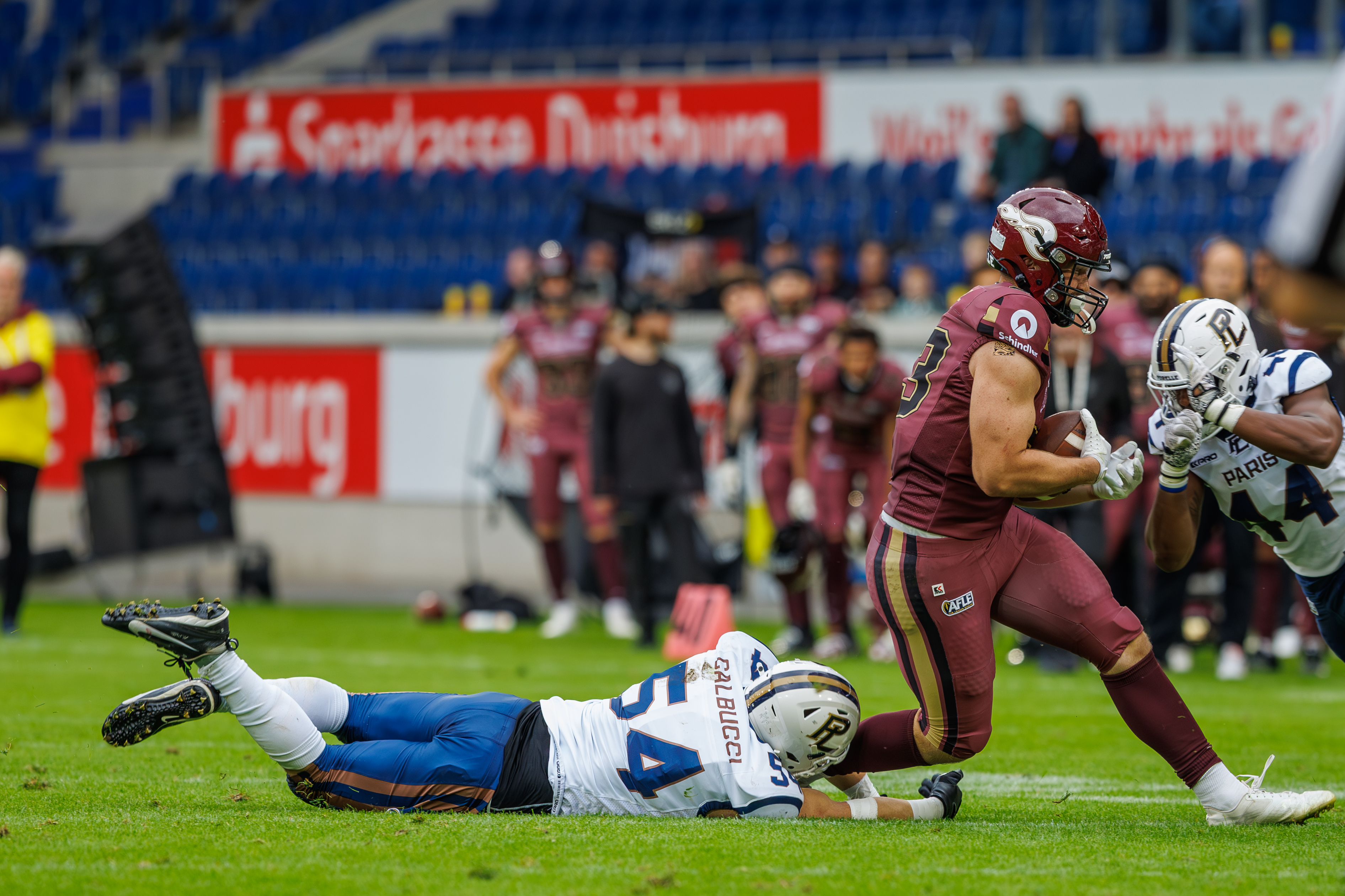 #54 Tiberio Calbucci (Linebacker) – Paris Lights miss tackle #83 Christopher Mielke (Tight End) – Rhein Fire