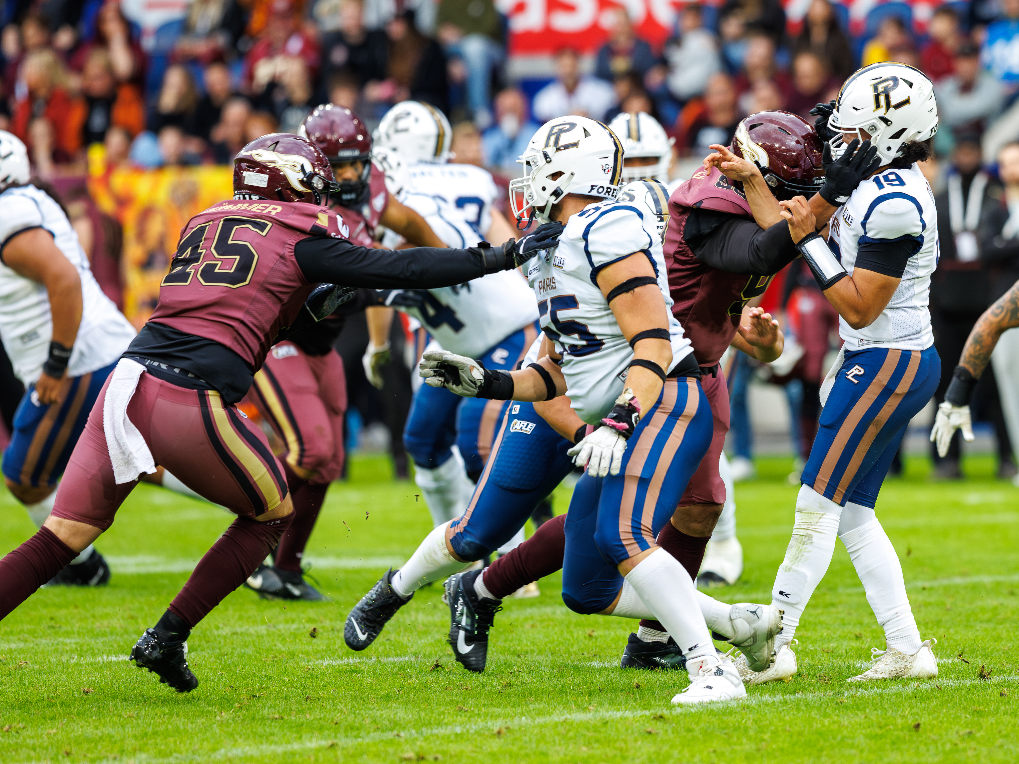 #45 Bennet Dümmer (Defensive Line) – Rhein Fire im pass rush of #19 Marouane Dardour (Quarterback) – Paris Lights