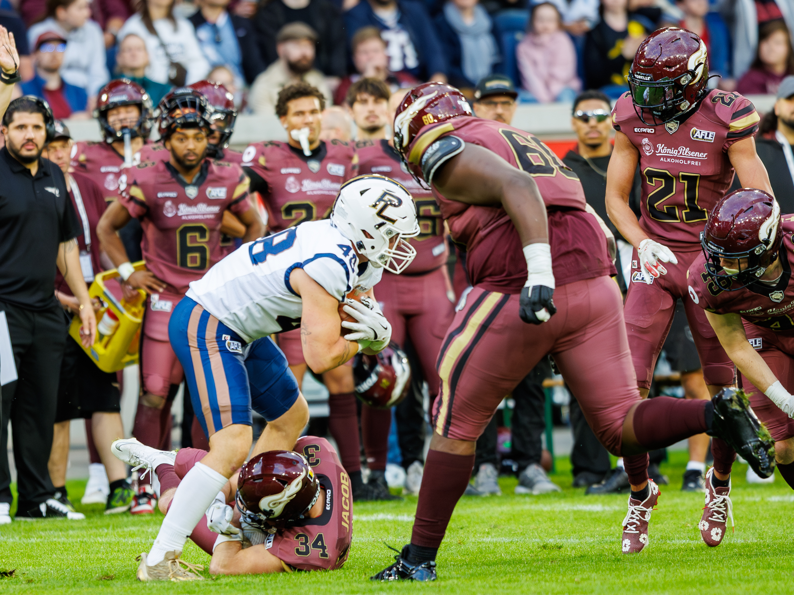 #34 Thomas Jacob (Defensive Back) – Rhein Fire tacke #8 Armand Soulerot (Running Back) – Paris Lights