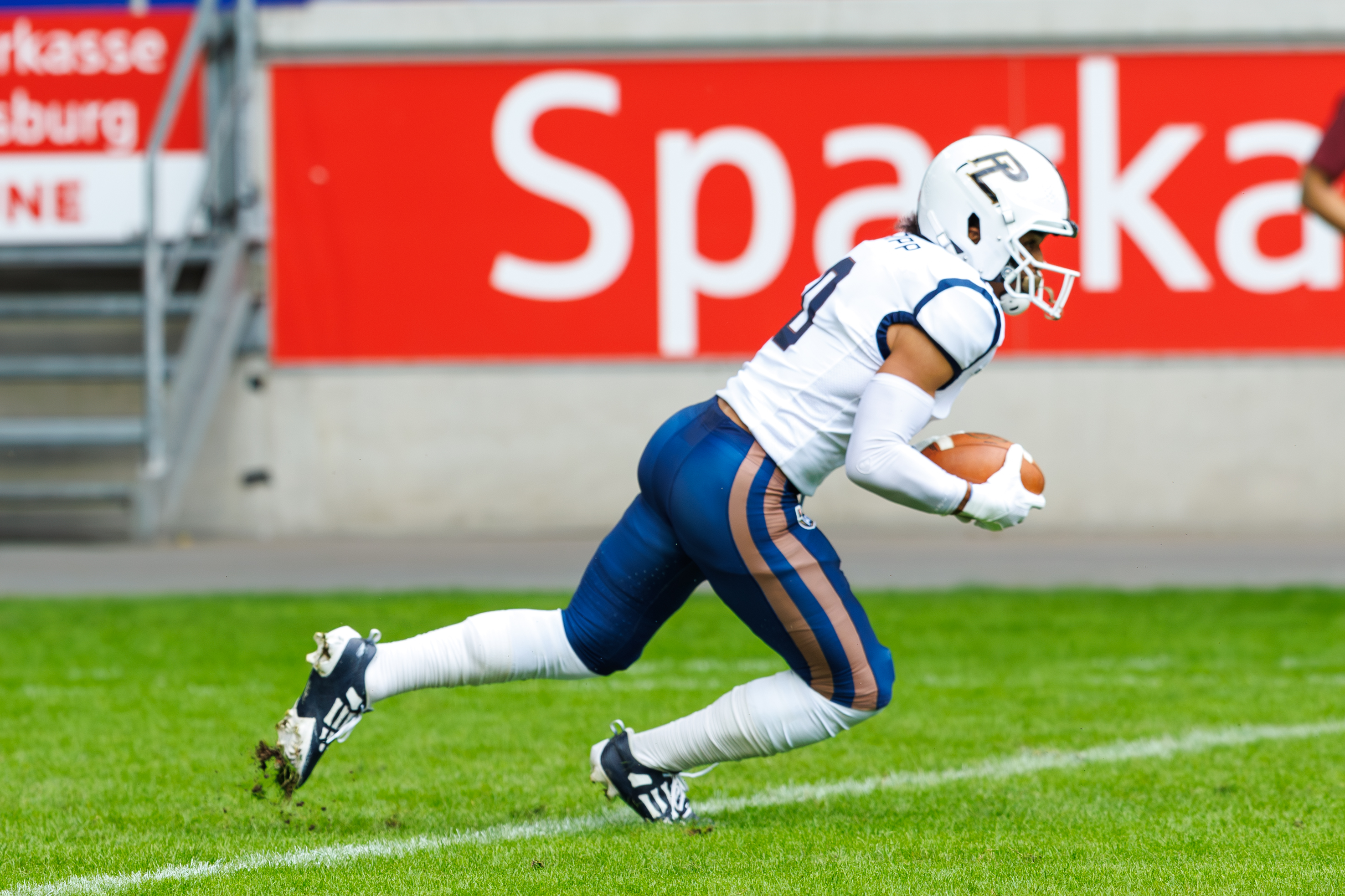 Kickoff return #00 James Brania-Hopp (Wide Receiver) – Paris Lights