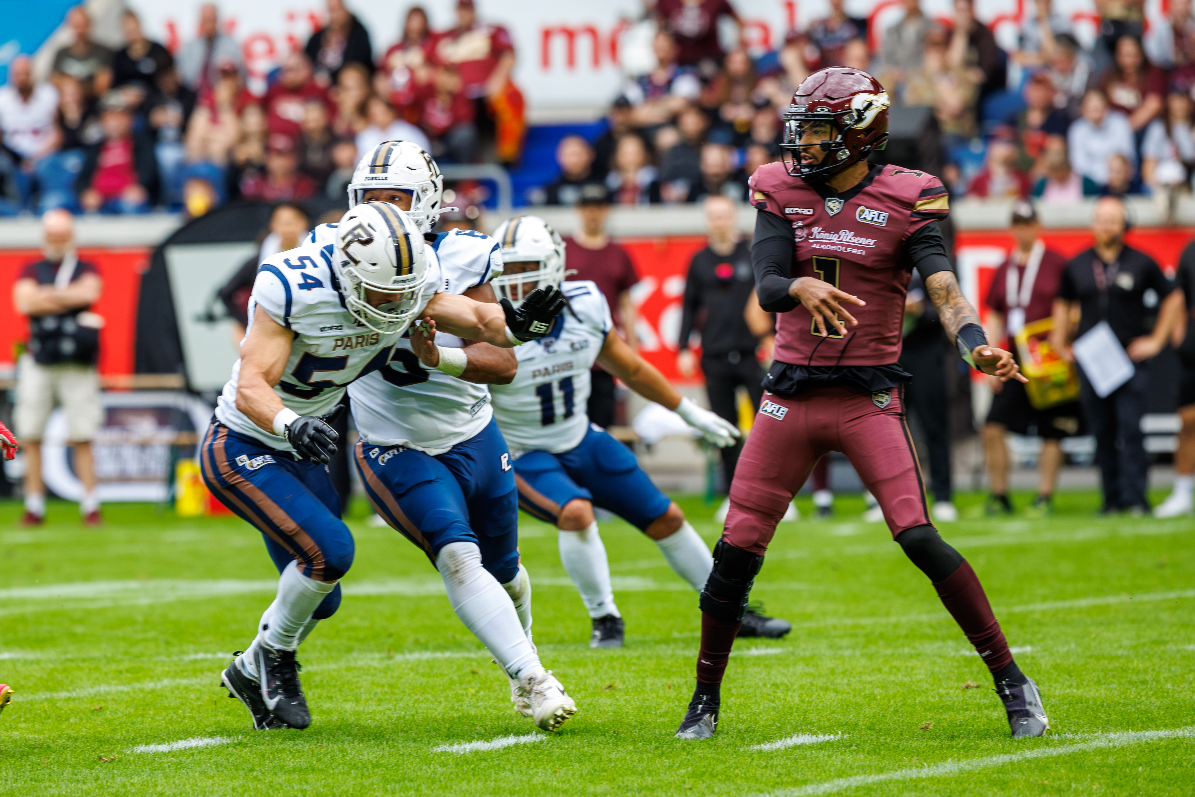 #1 Kenji Bahar (Quarterback) – Rhein Fire after the pass.