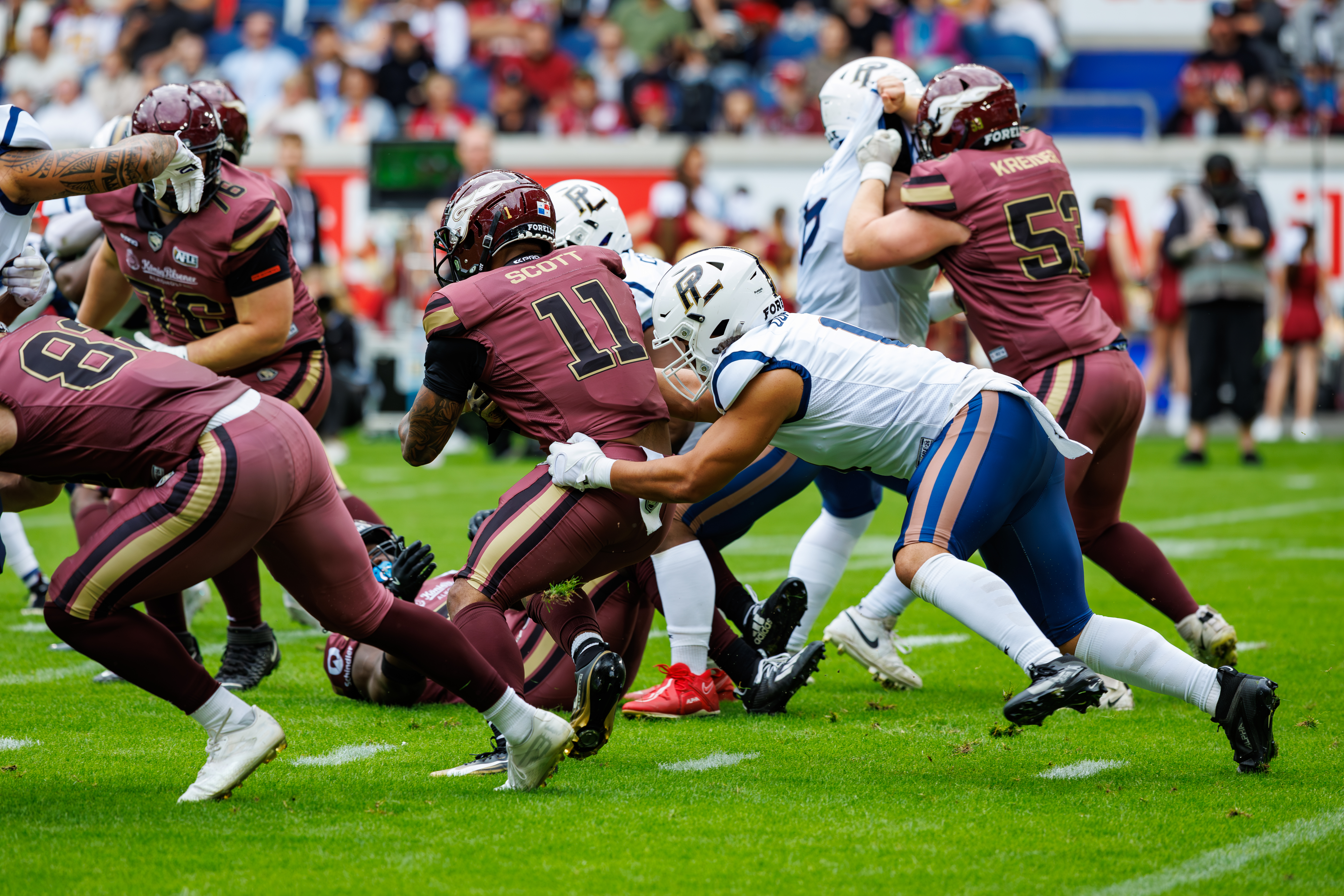 #11 Zaire Ugapo (Defensive End) – Paris Lights tackle #11 Jonathan Scott (Running Back) – Rhein Fire
