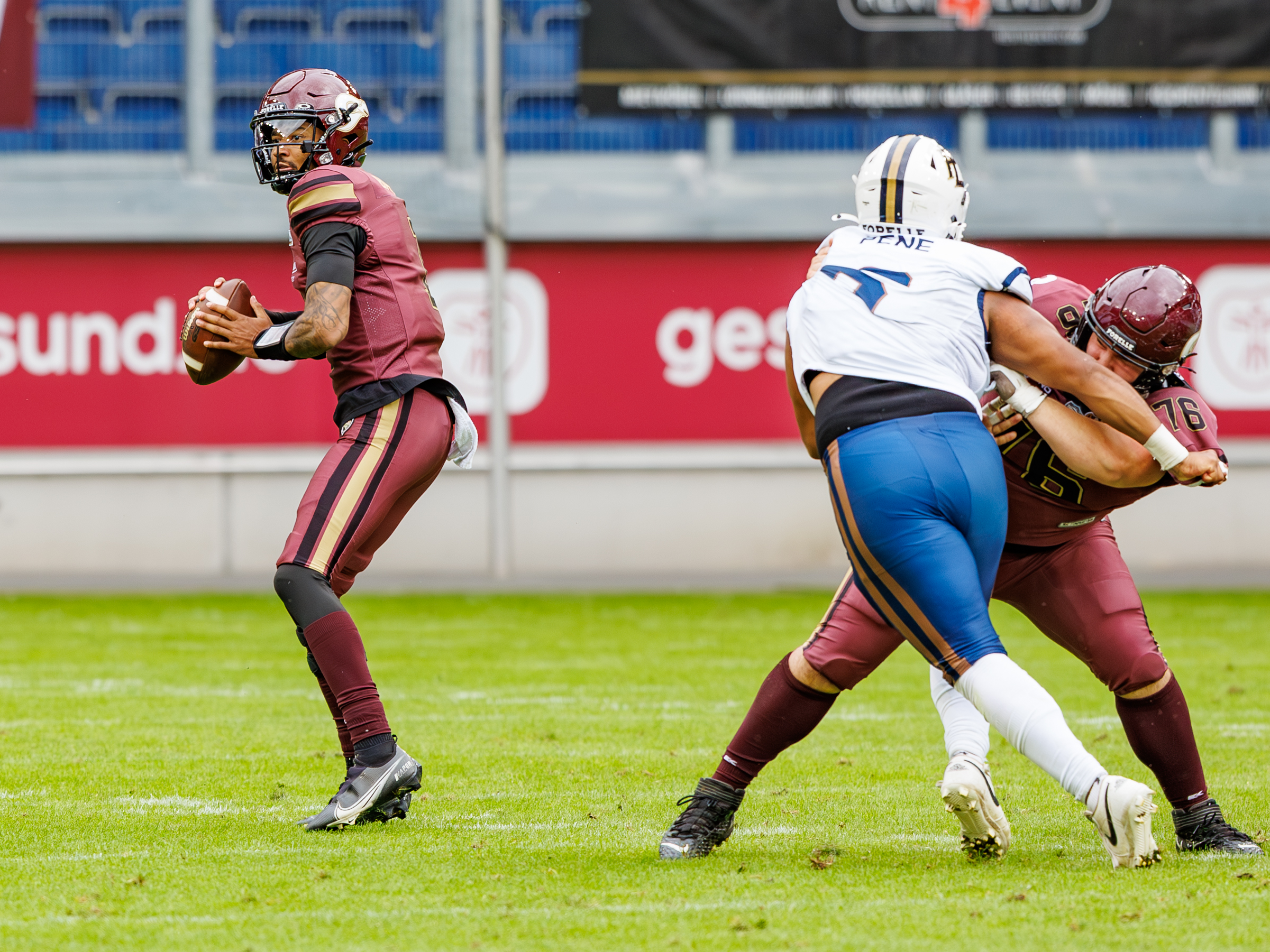#76 Lukas Jakobi (Offensive Line) – Rhein Fire block #6 Wilfried Pene (Defensive Tackle) – Paris Lights for #1 Kenji Bahar (Quarterback) – Rhein Fire