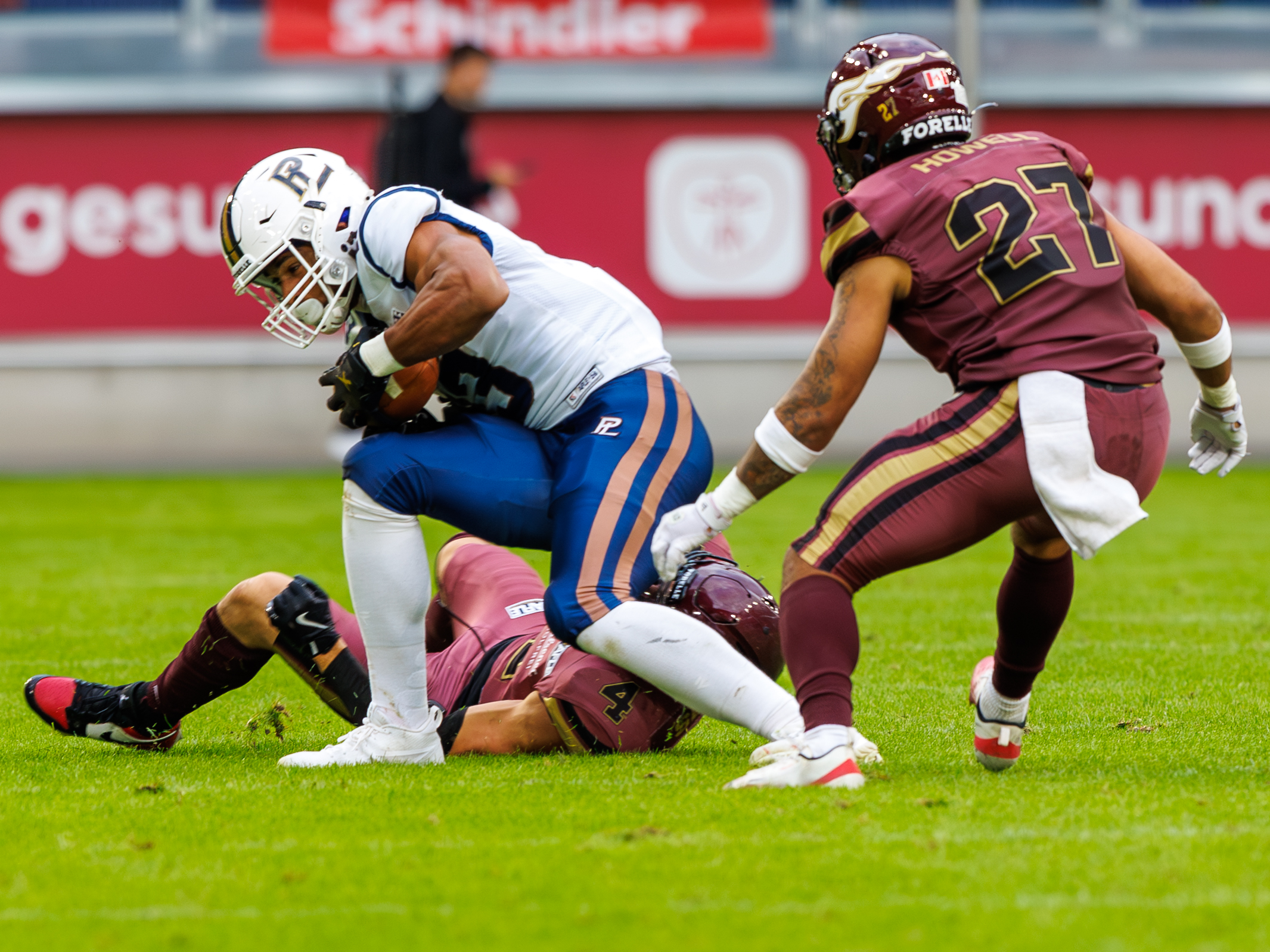 #4 Jannik Seibel (Defensive Back) – Rhein Fire tackle #8 Armand Soulerot (Running Back) – Paris Lights