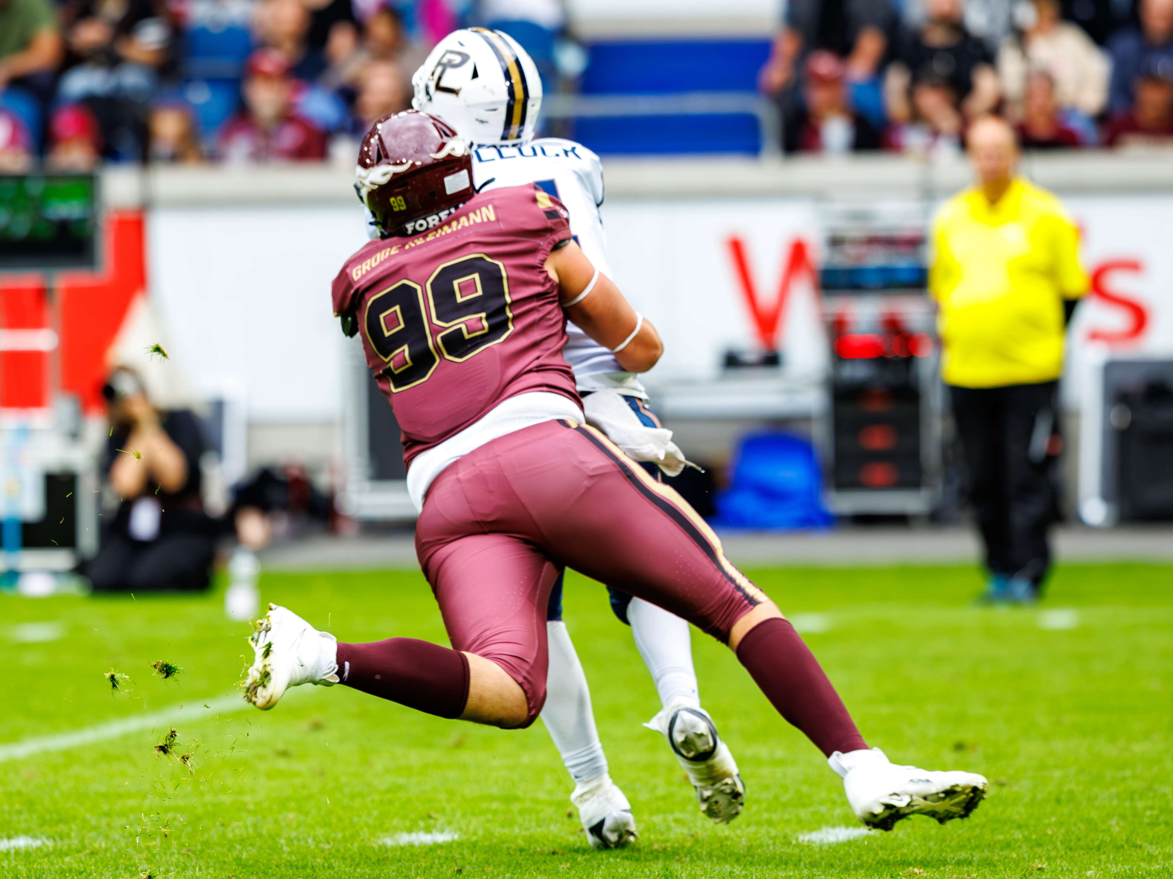#99 Aaron Große Kleimann (Defensive Line) – Rhein Fire tackle #4 Evan Hillock (Quarterback) – Paris Lights