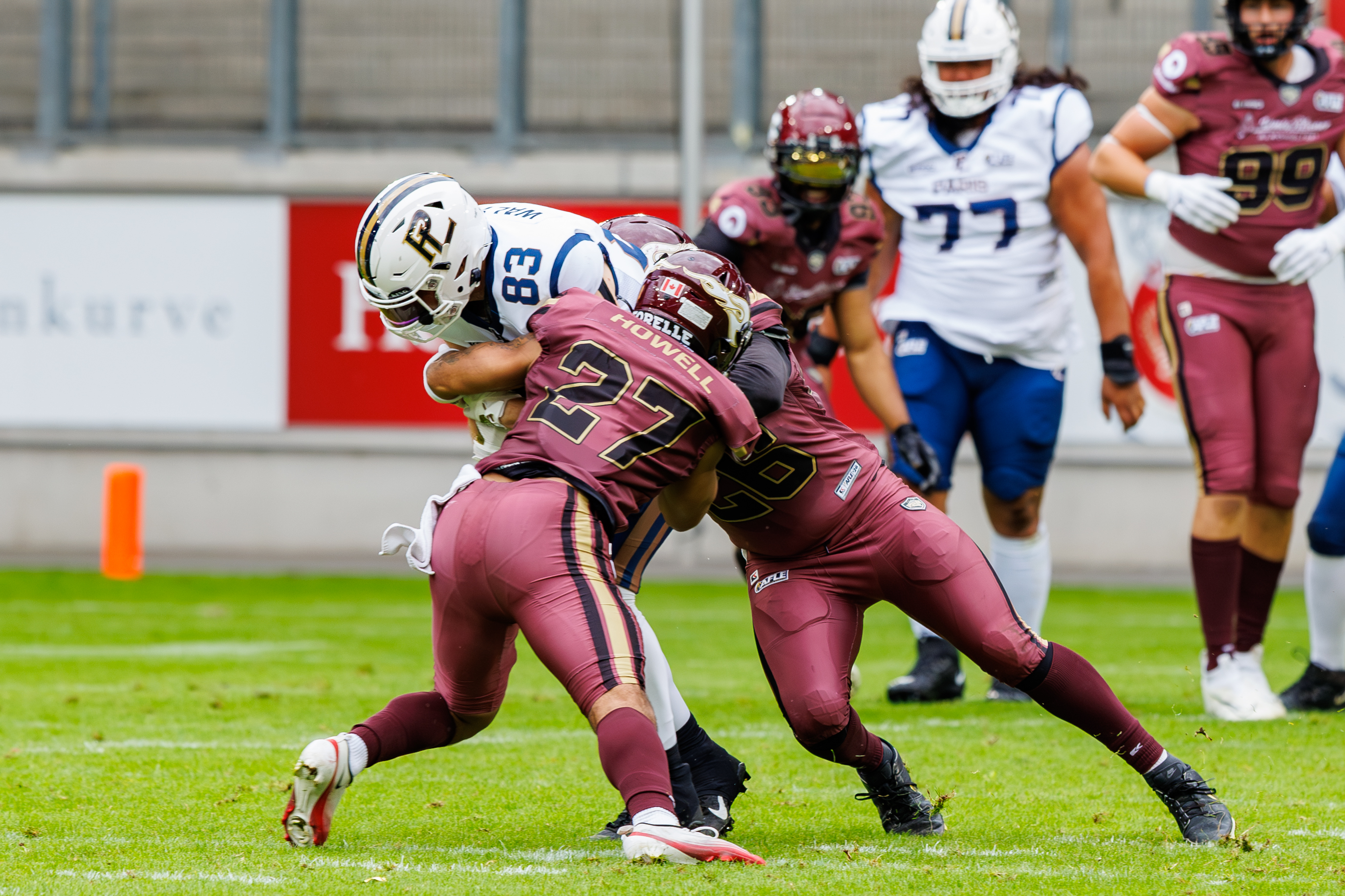 #26 Lino Schröter (Linebacker) – Rhein Fire und #27 Justin Howell (Defensive Back) – Rhein Fire tackle Jens Walterc ( Tight Ends ) – Paris Lights