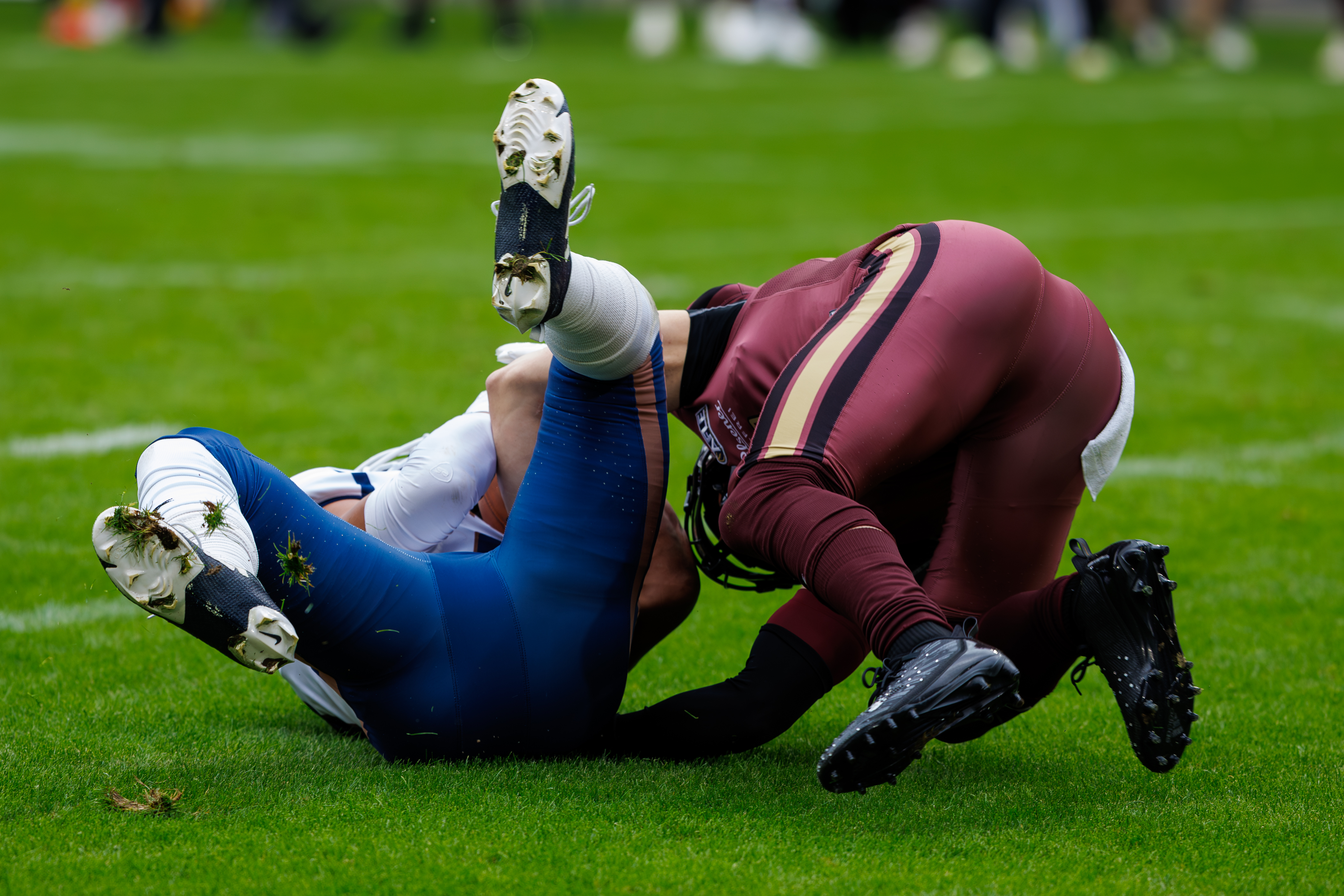 #7 Till Janssen (Defensive Back) – Rhein Fire tackle #00 James Brania-Hopp (Wide Receiver) – Paris Lights