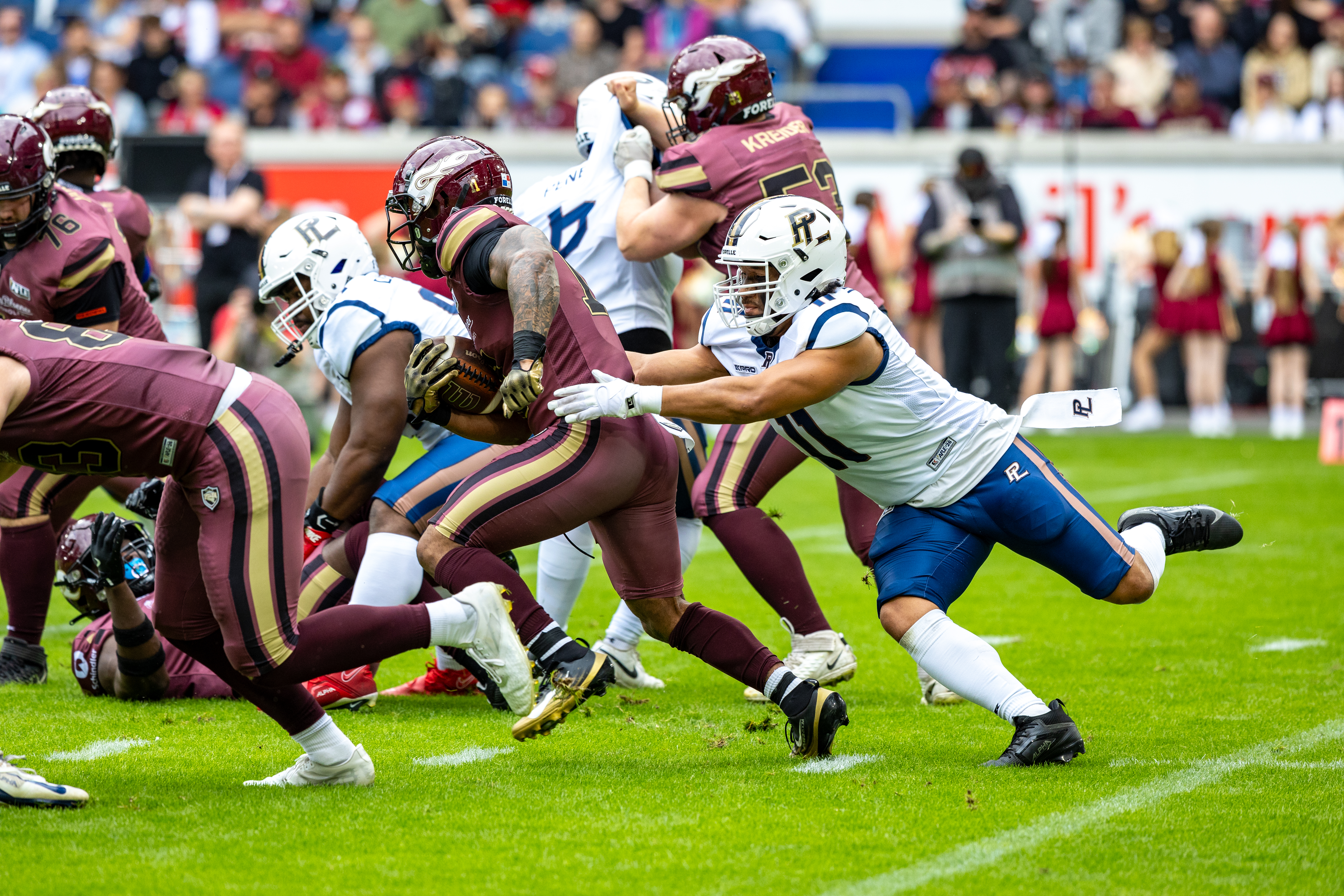 #11 Zaire Ugapo (Defensive End) – Paris Lights tackle #11 Jonathan Scott (Running Back) – Rhein Fire Rhein Fire vs Paris Lights, American Football, American Football League Europe, WEEK 4, 2026, 13.06.2026,