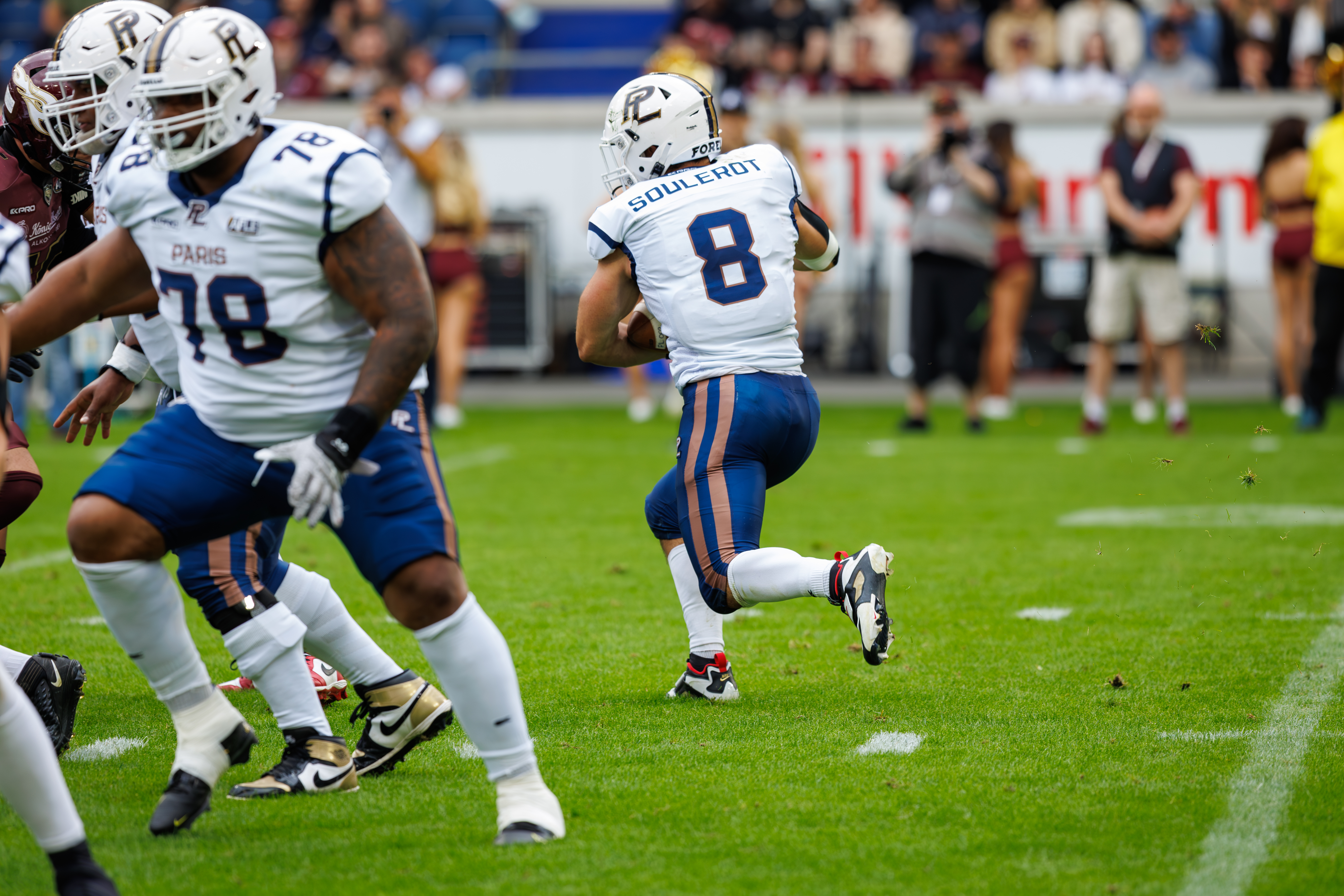 #8 Armand Soulerot (Running Back) – Paris Lights run with the ball.