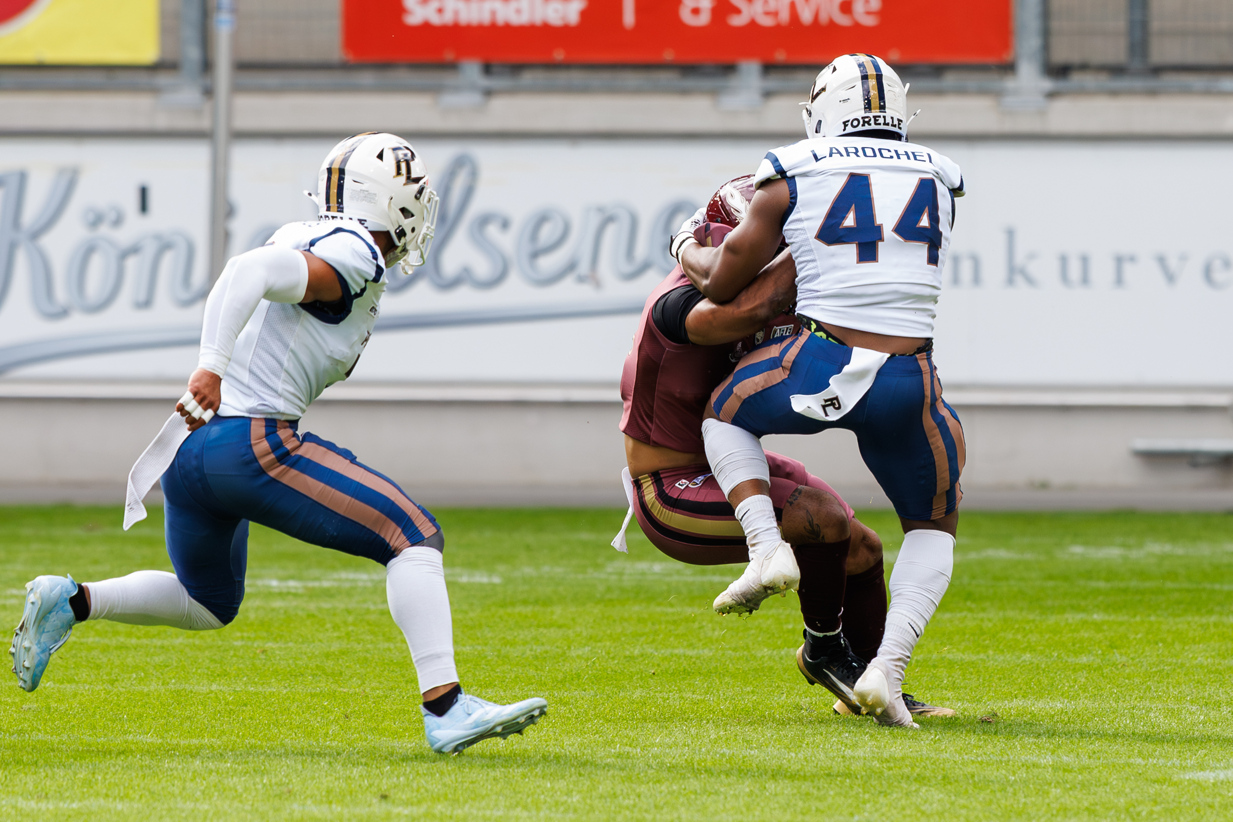 #44 Davidson Larochel (Linebacker) – Paris Lights tackle #11 Jonathan Scott (Running Back) – Rhein Fire