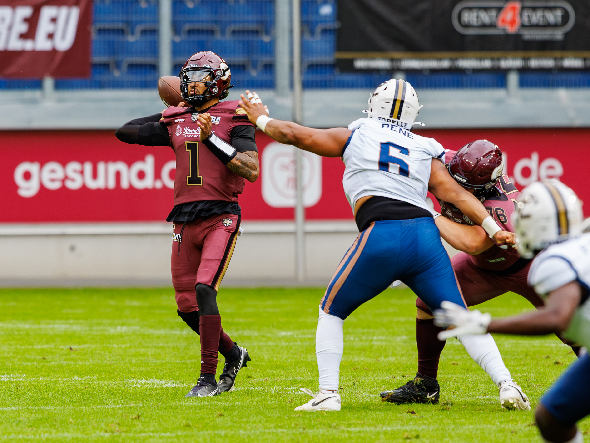 #76 Lukas Jakobi (Offensive Line) – Rhein Fire block #6 Wilfried Pene (Defensive Tackle) – Paris Lights for #1 Kenji Bahar (Quarterback) – Rhein Fire