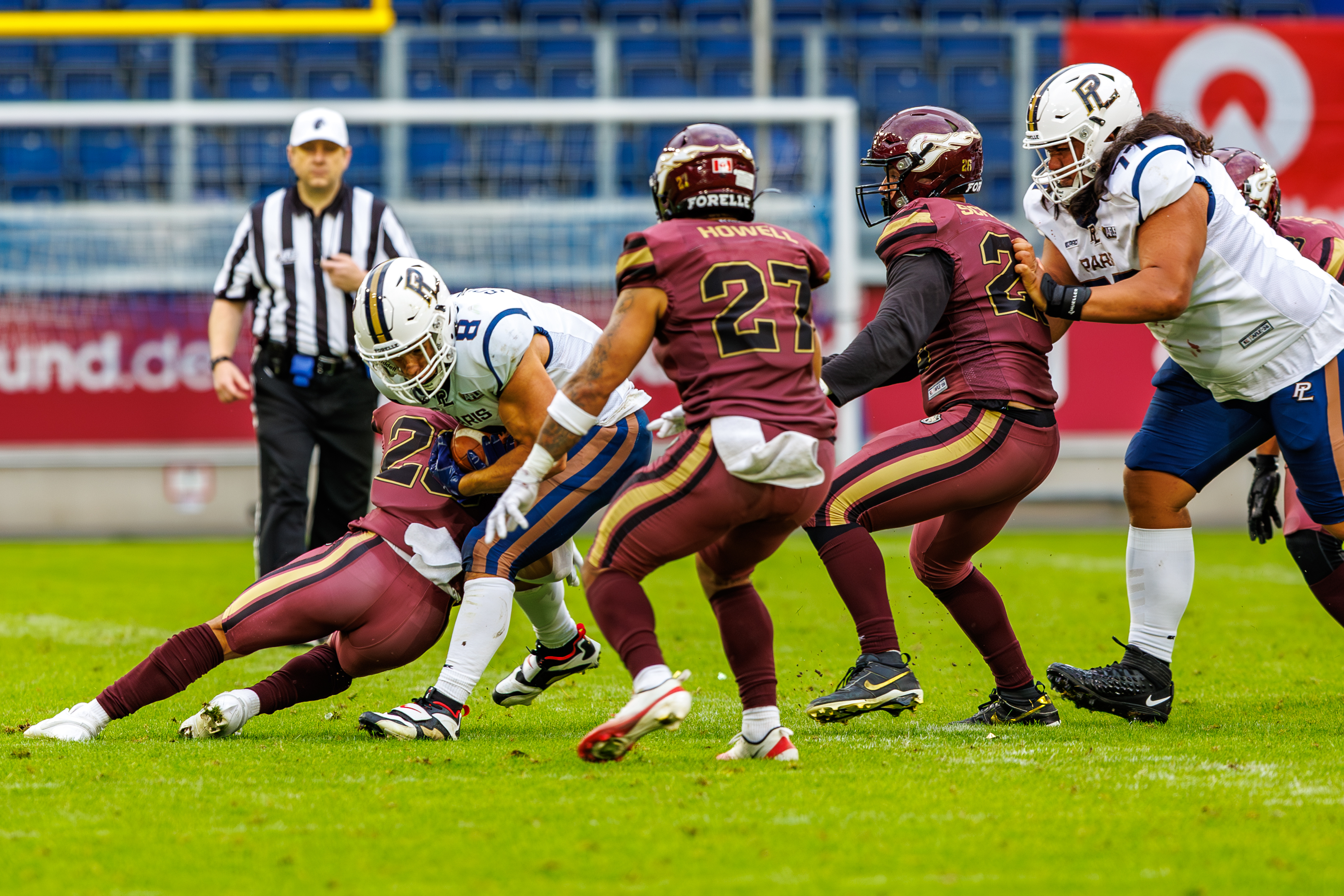 #26 Lino Schröter (Linebacker) – Rhein Fire tackle #8 Armand Soulerot (Running Back) – Paris Lights