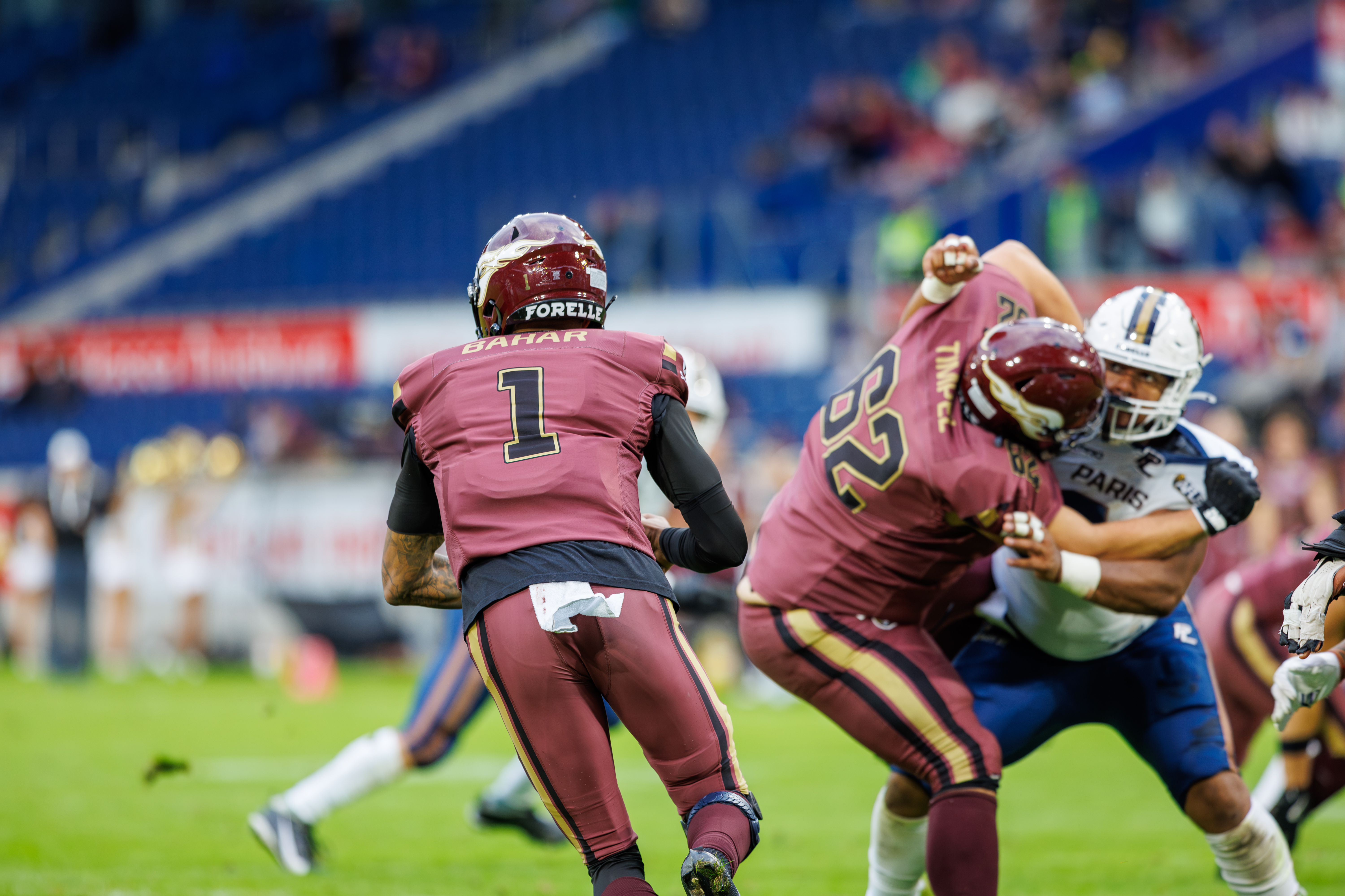 #1 Kenji Bahar (Quarterback) – Rhein Fire run with the ball.