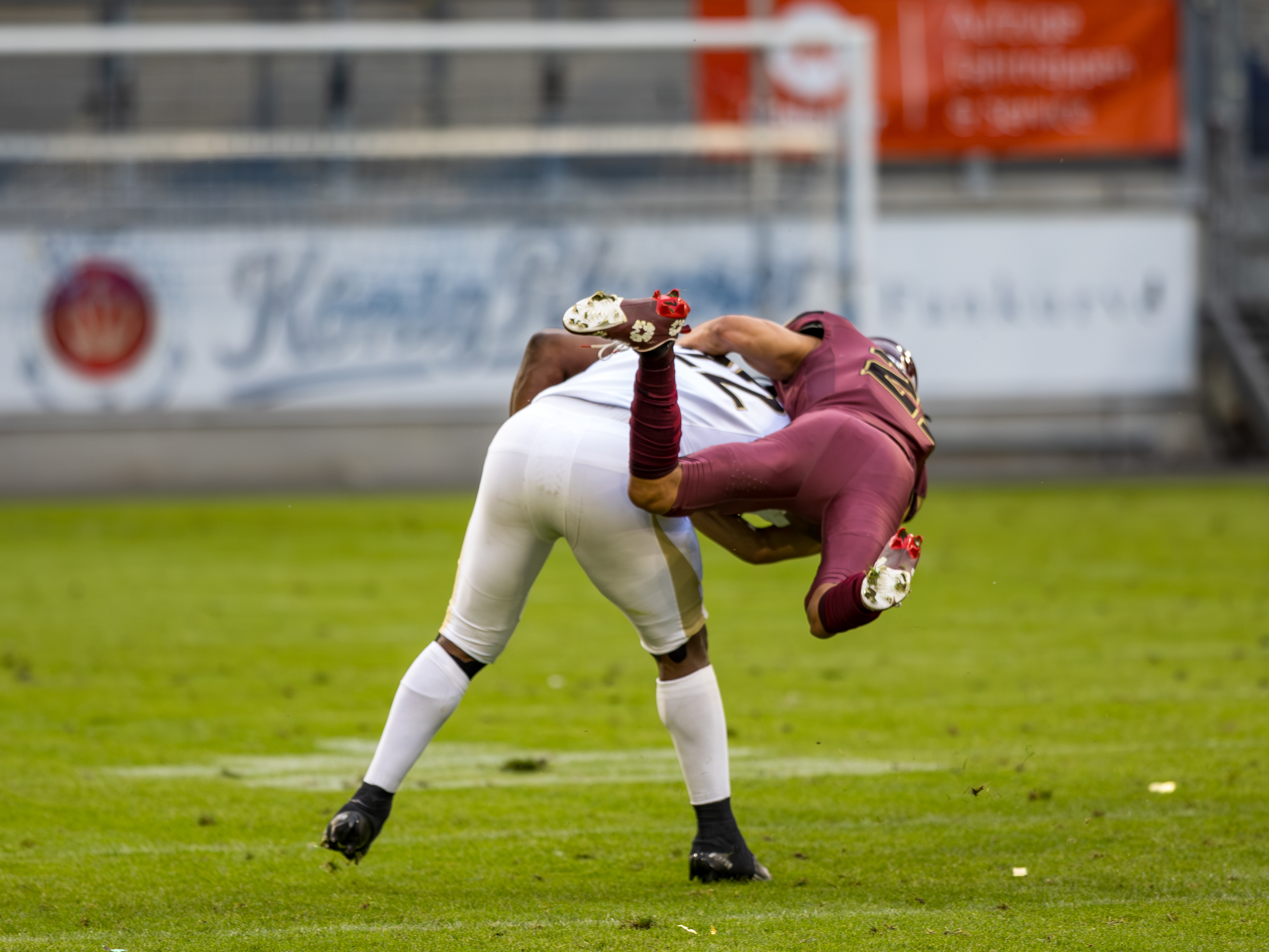 #21 Elias Jassey (Defensive Back) – Rhein Fire tackle #22 Raymond Sobowale (Running Back) – London Warriors